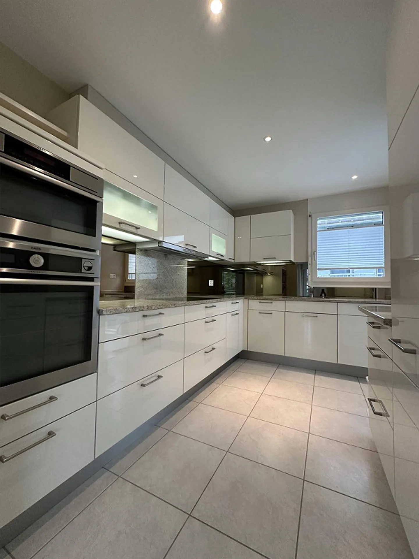 Ampio appartamento di 5,5 locali con balcone e garage a Oberwil - Foto 2 di 18