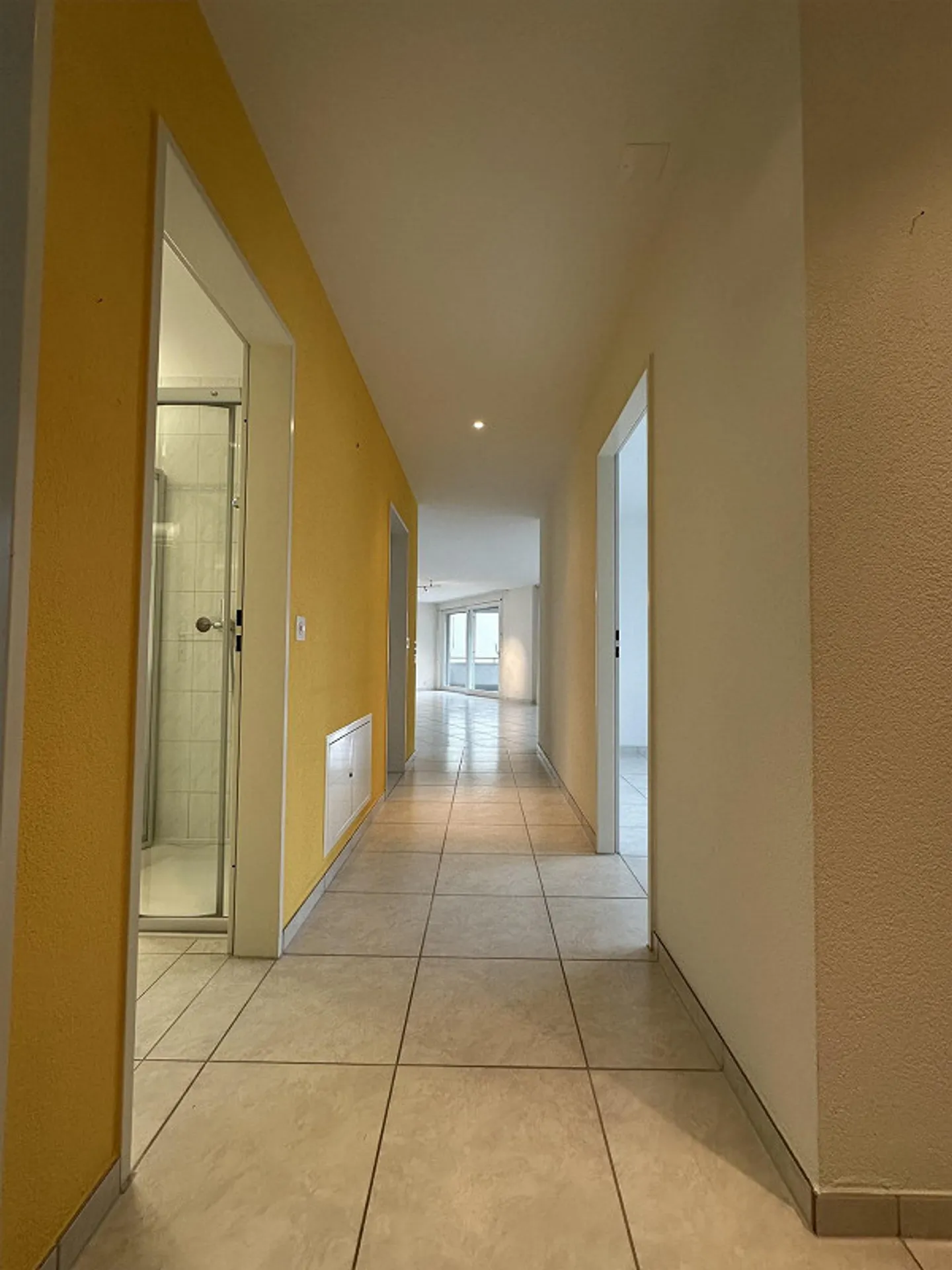 Ampio appartamento di 5,5 locali con balcone e garage a Oberwil - Foto 12 di 18