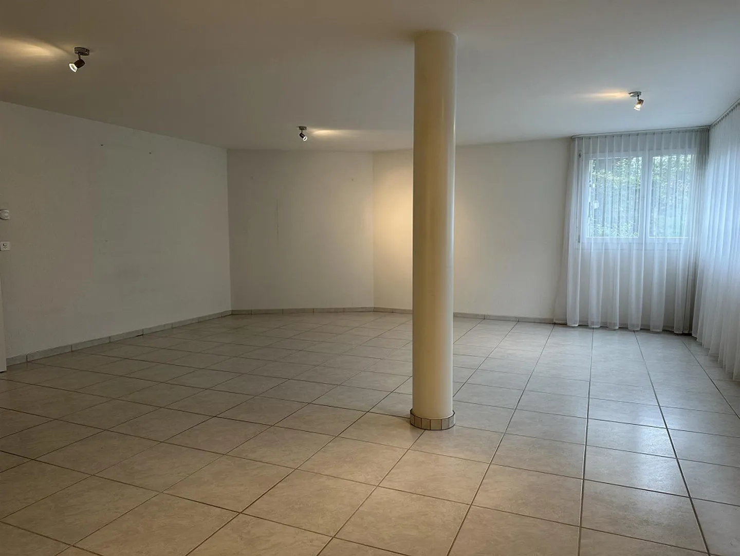 Ampio appartamento di 5,5 locali con balcone e garage a Oberwil - Foto 14 di 18