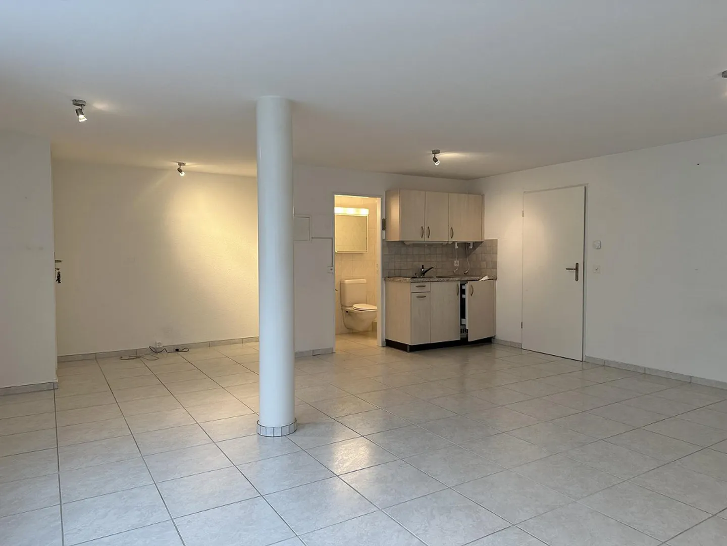 Ampio appartamento di 5,5 locali con balcone e garage a Oberwil - Foto 15 di 18