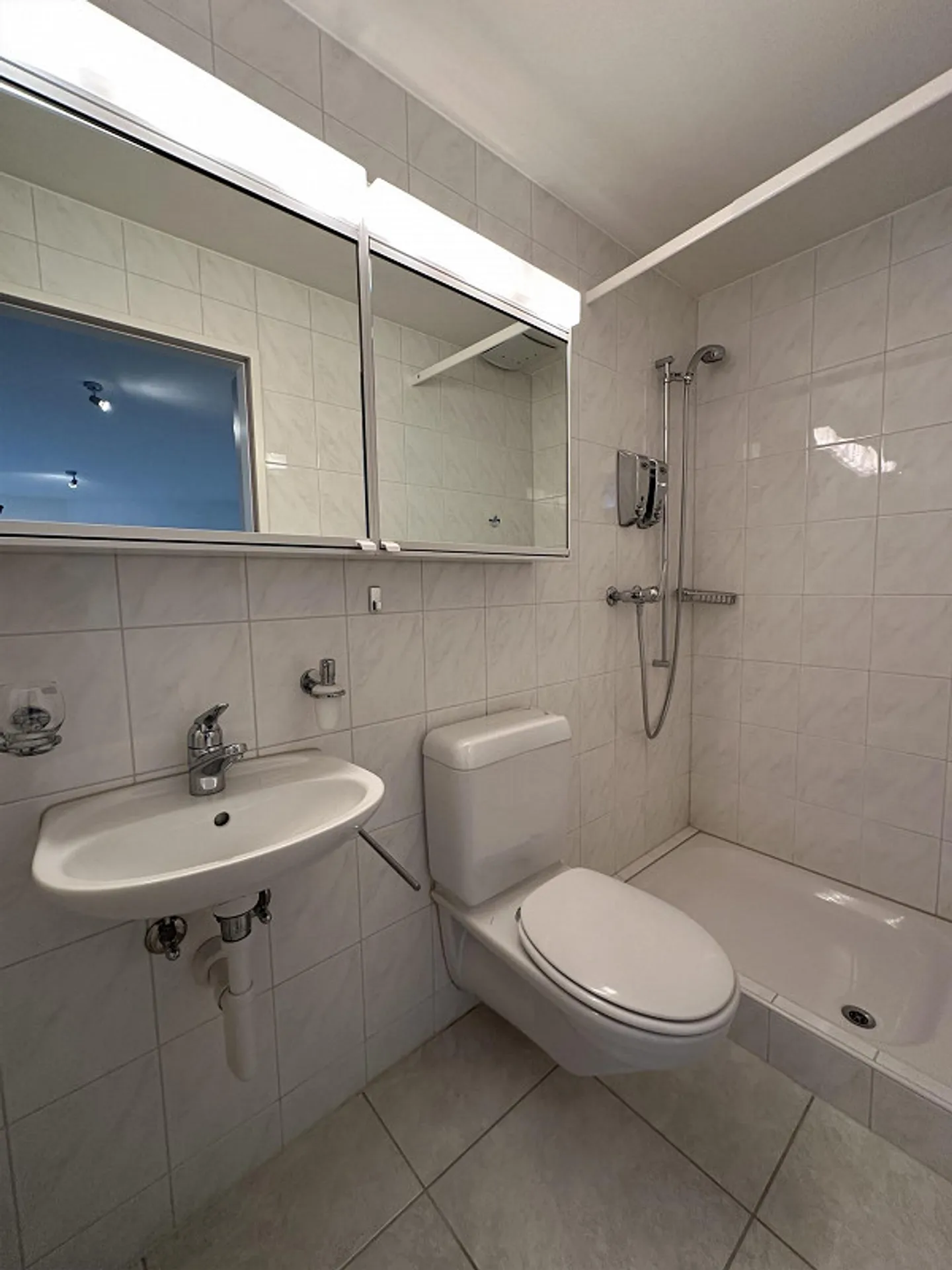 Ampio appartamento di 5,5 locali con balcone e garage a Oberwil - Foto 16 di 18