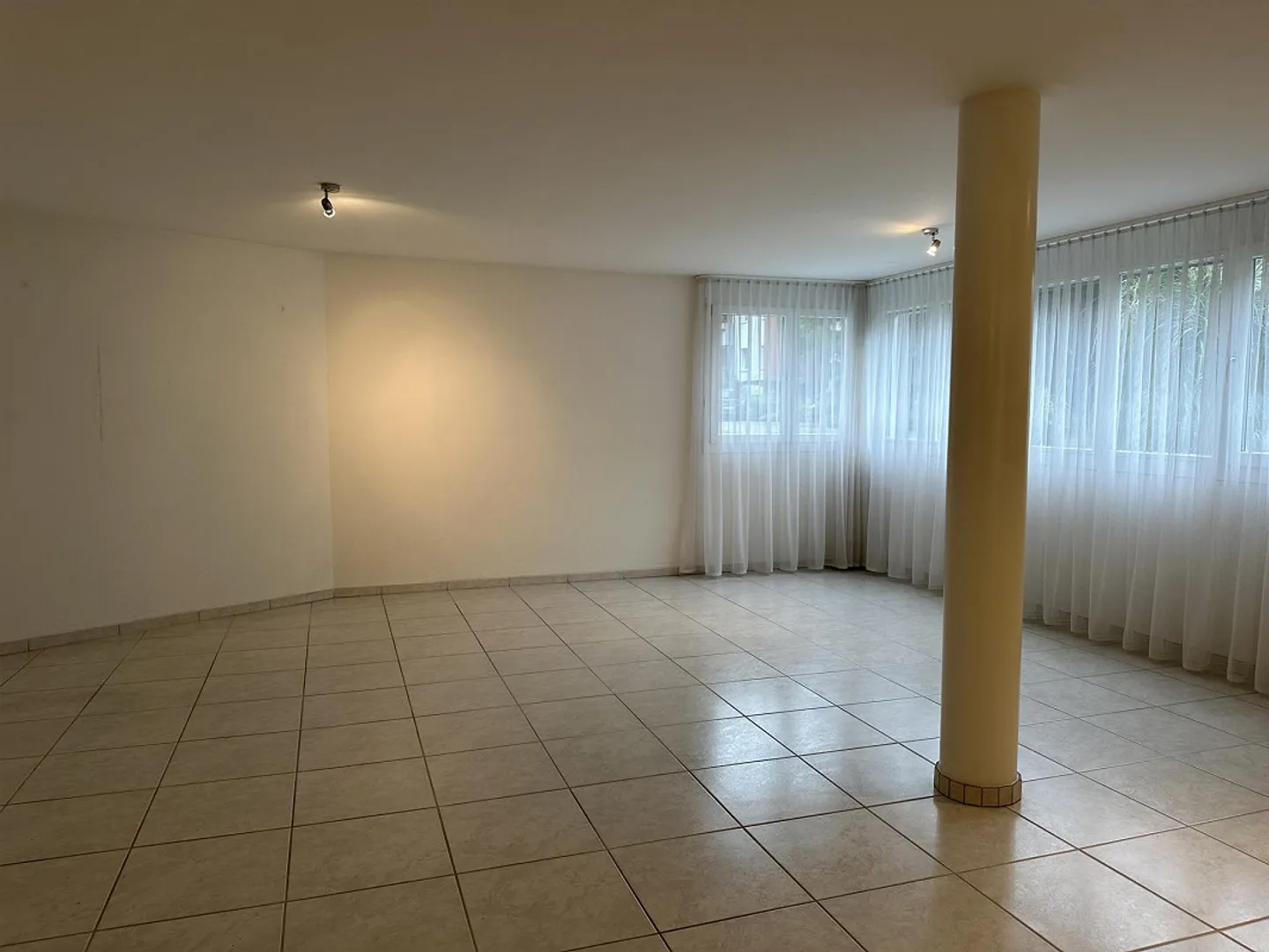 Ampio appartamento di 5,5 locali con balcone e garage a Oberwil - Foto 17 di 18