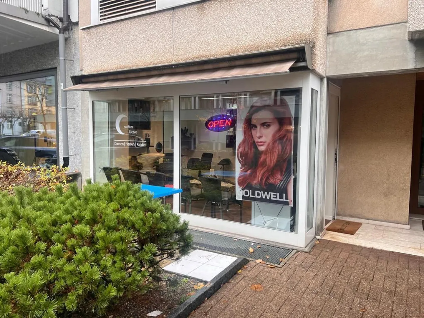 Espace commercial avec vitrine dans le quartier animé de Gundeldingen - Photo 2 sur 10