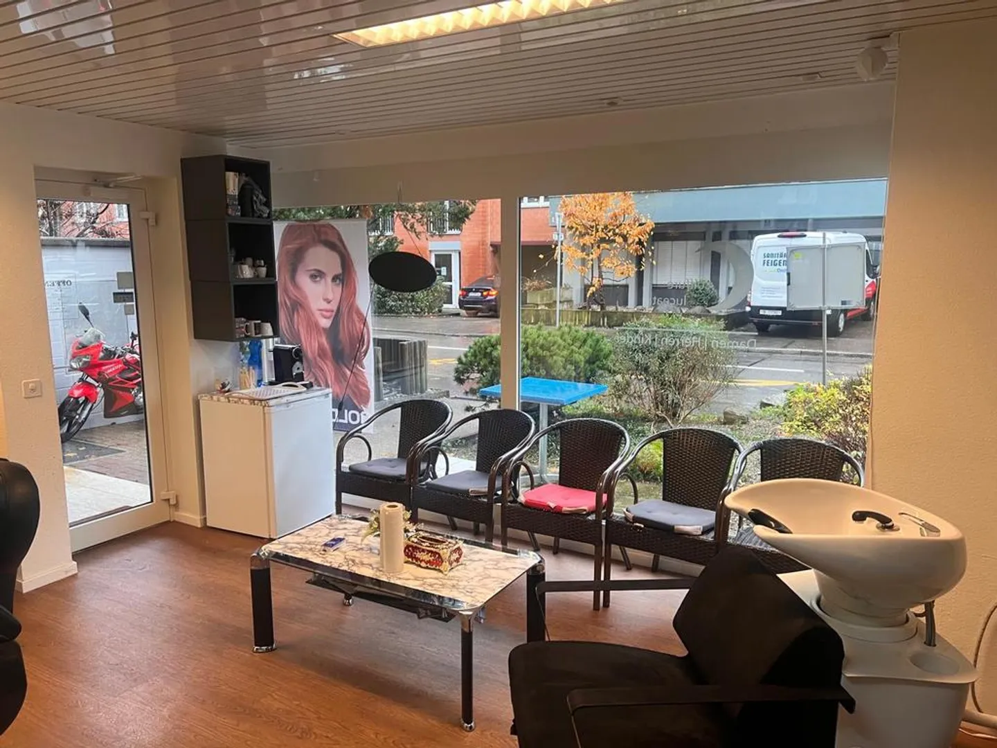 Espace commercial avec vitrine dans le quartier animé de Gundeldingen - Photo 5 sur 10