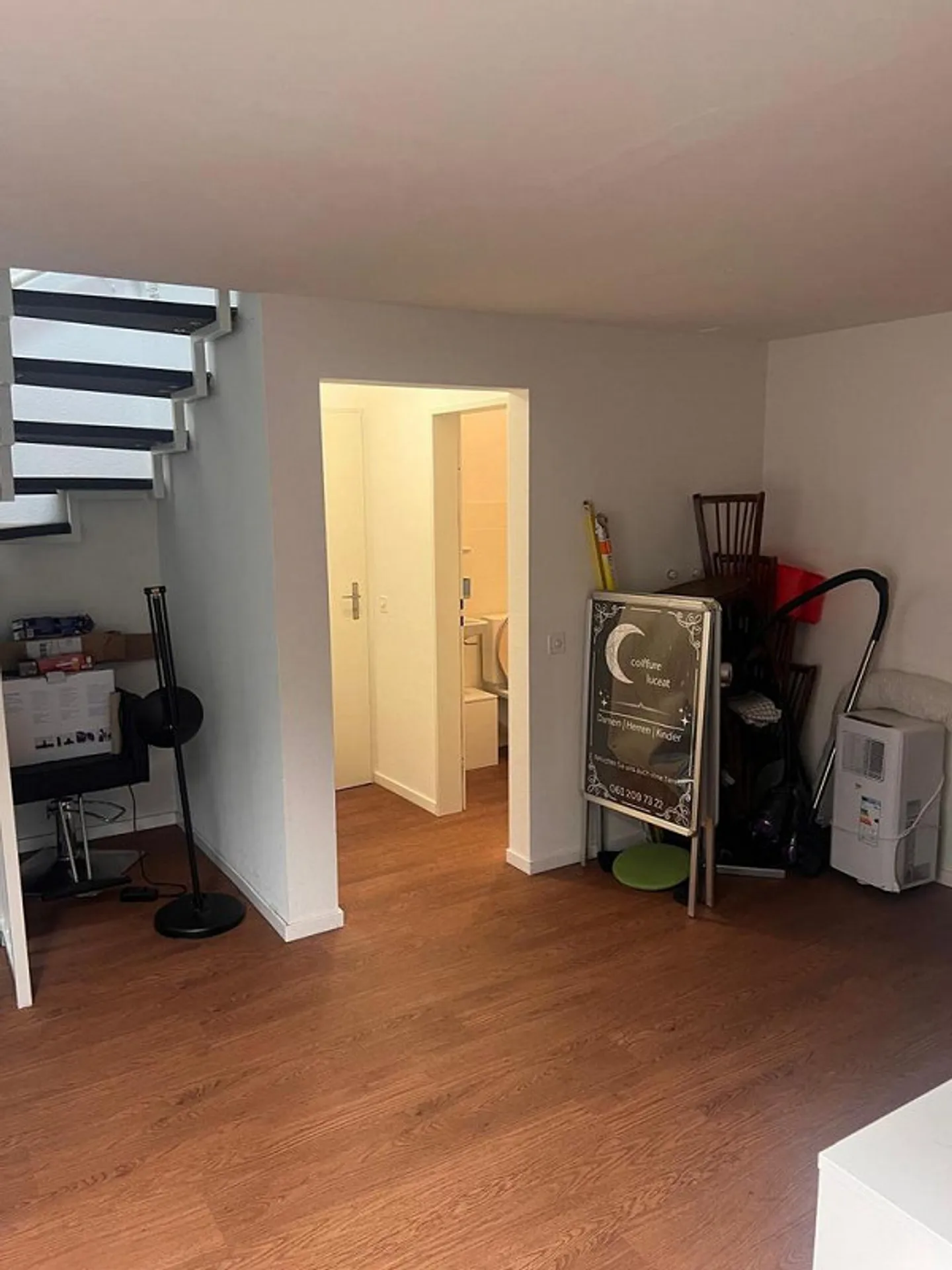 Espace commercial avec vitrine dans le quartier animé de Gundeldingen - Photo 8 sur 10