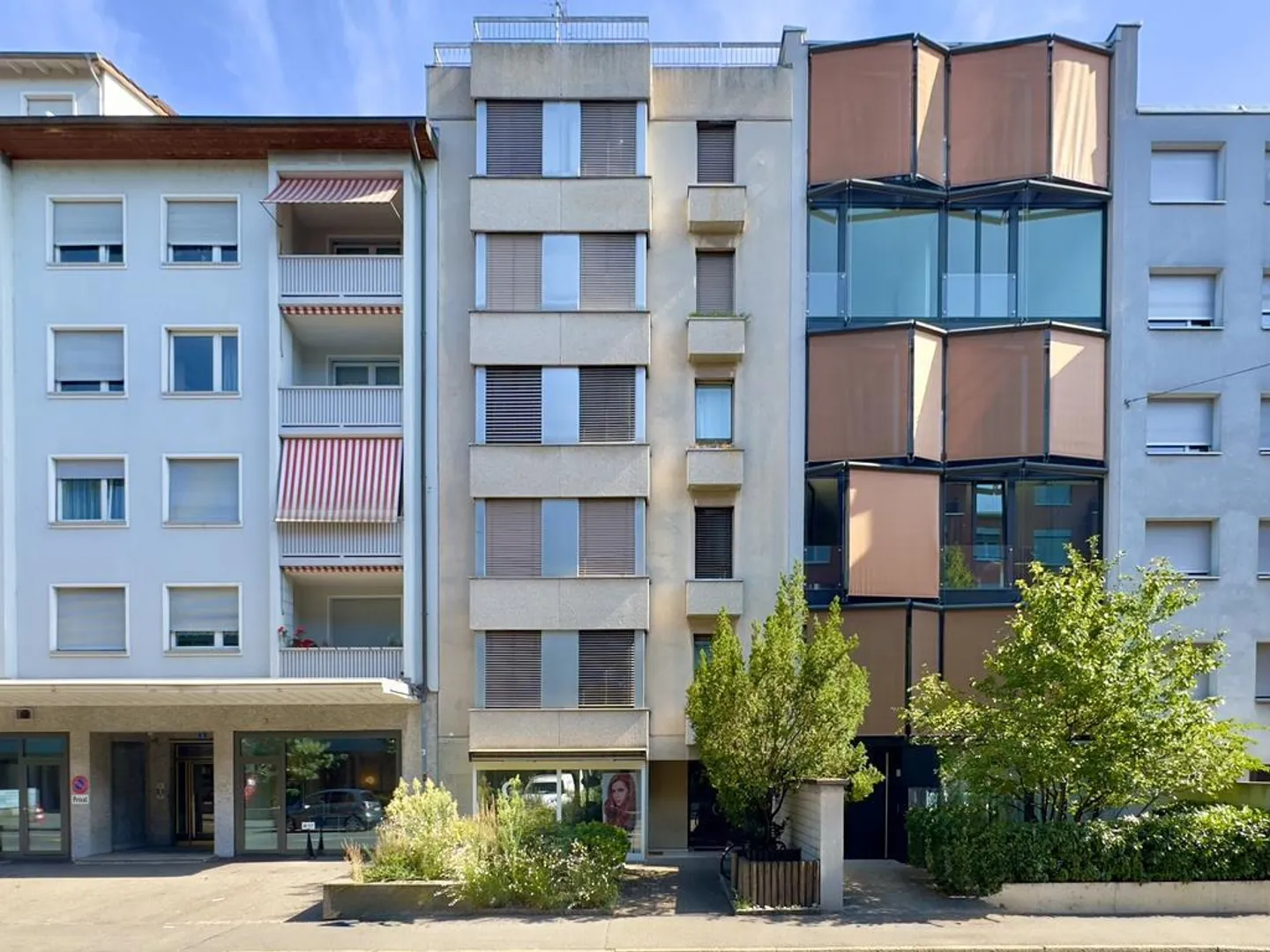 Espace commercial avec vitrine dans le quartier animé de Gundeldingen - Photo 1 sur 10