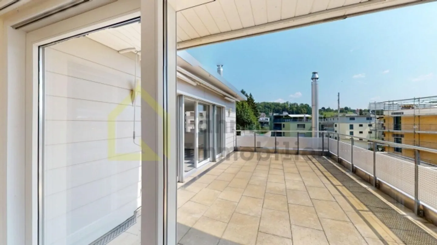 Attico con grande giardino d'inverno e terrazza soleggiata - Foto 11 di 12