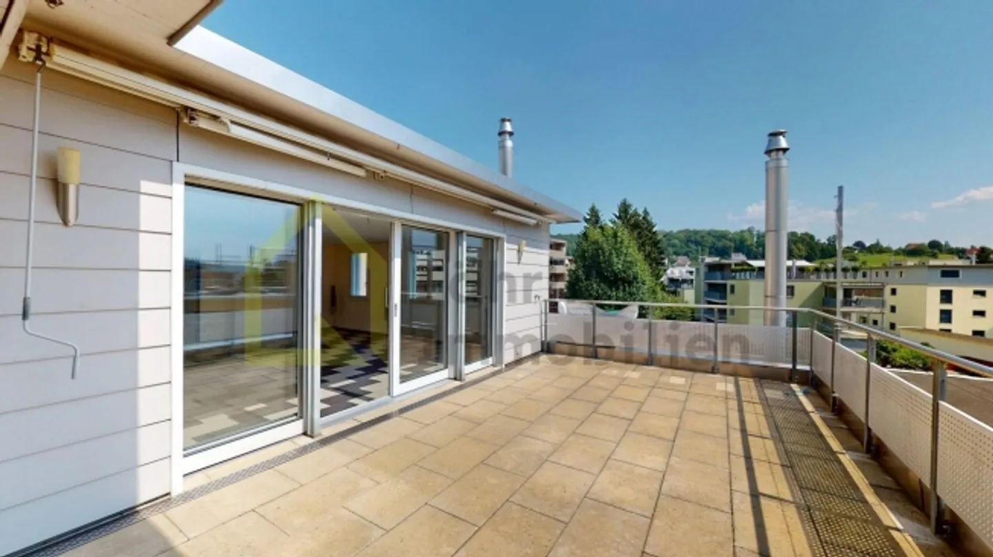 Attico con grande giardino d'inverno e terrazza soleggiata - Foto 12 di 12