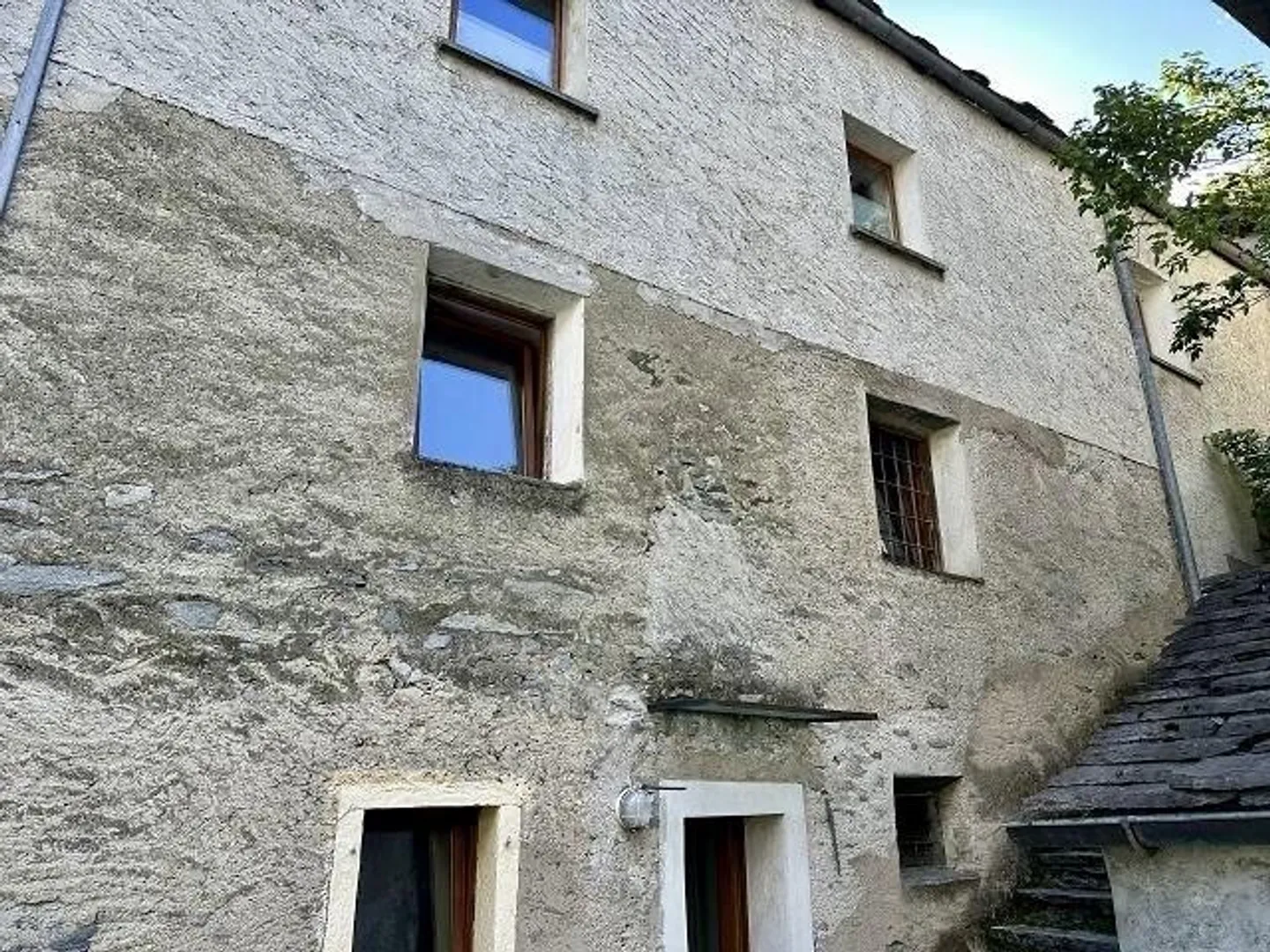Maison bifamiliale avec appartements de 3 et 4 pièces - Photo 1 sur 13