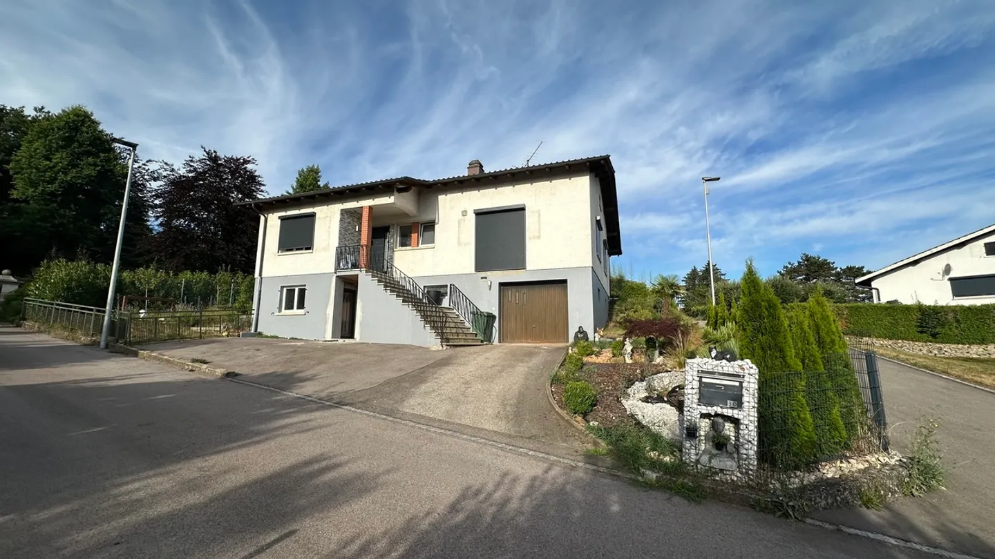 Gemütliches Haus mit ruhigem Außenbereich hinten - Foto 1 von 17