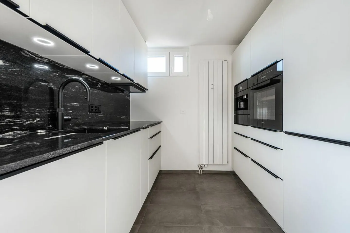 Renovated 3.5-room penthouse with XXL terrace (no lift) - Photo 2 of 17