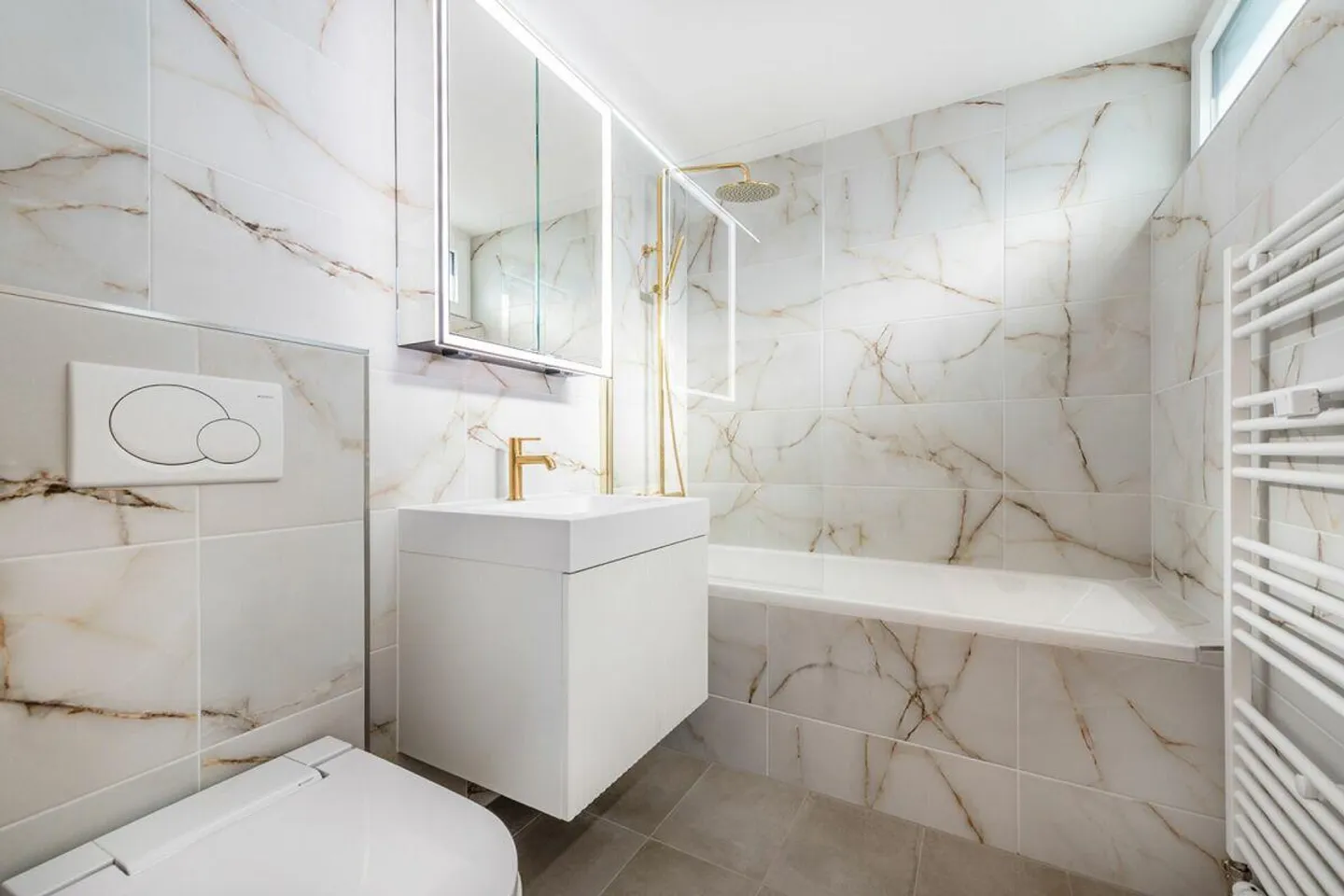 Renovated 3.5-room penthouse with XXL terrace (no lift) - Photo 11 of 17
