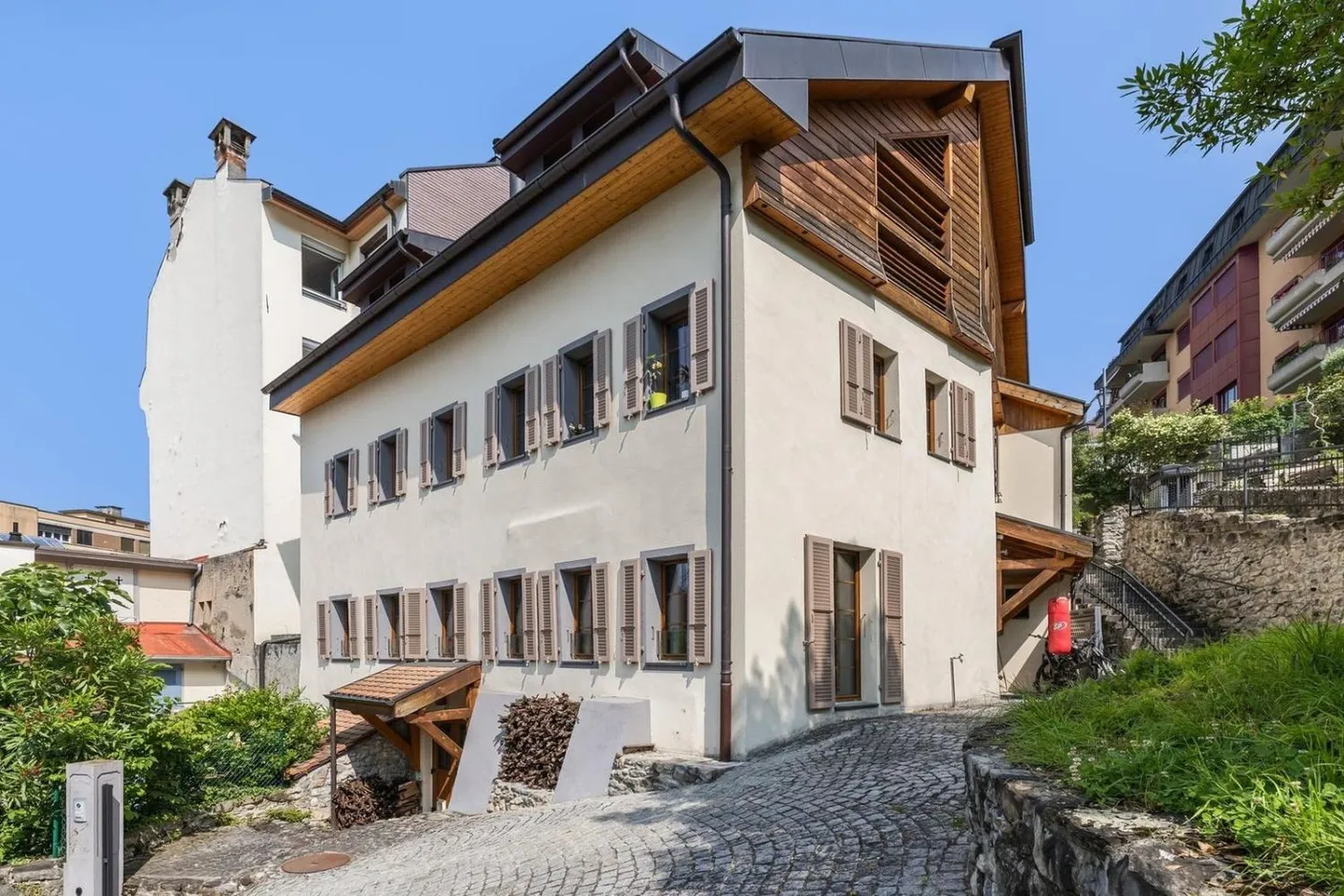 Villa unica nel suo stile con spazi, grandi volumi e vista lago - Foto 1 di 13