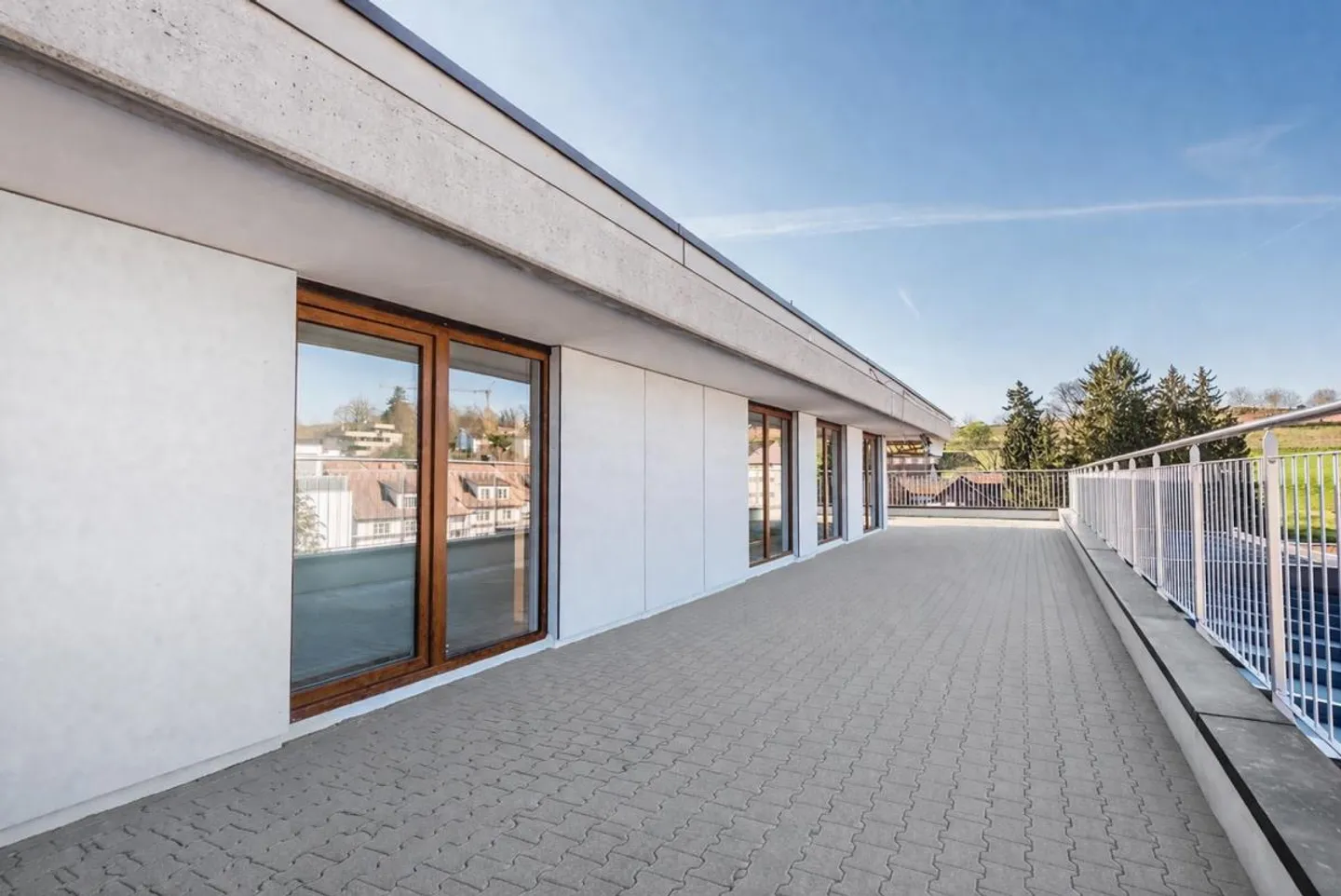Renovated 3.5-room penthouse with XXL terrace (no lift) - Photo 15 of 17