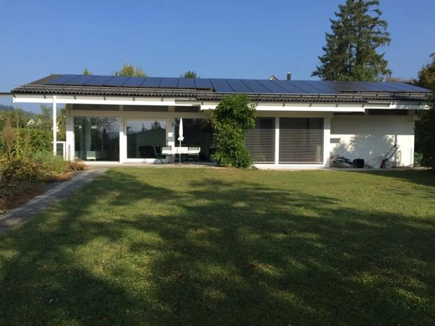 Bungalow individuel avec grand jardin près de l'hôpital. - Photo 1 sur 13
