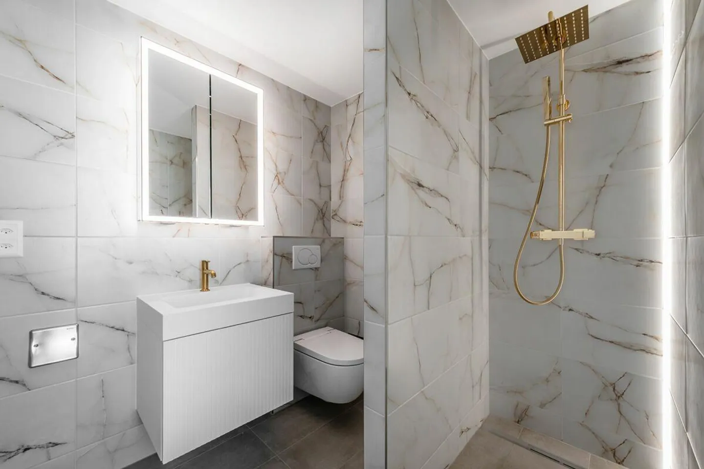 Renovated 3.5-room penthouse with XXL terrace (no lift) - Photo 13 of 17