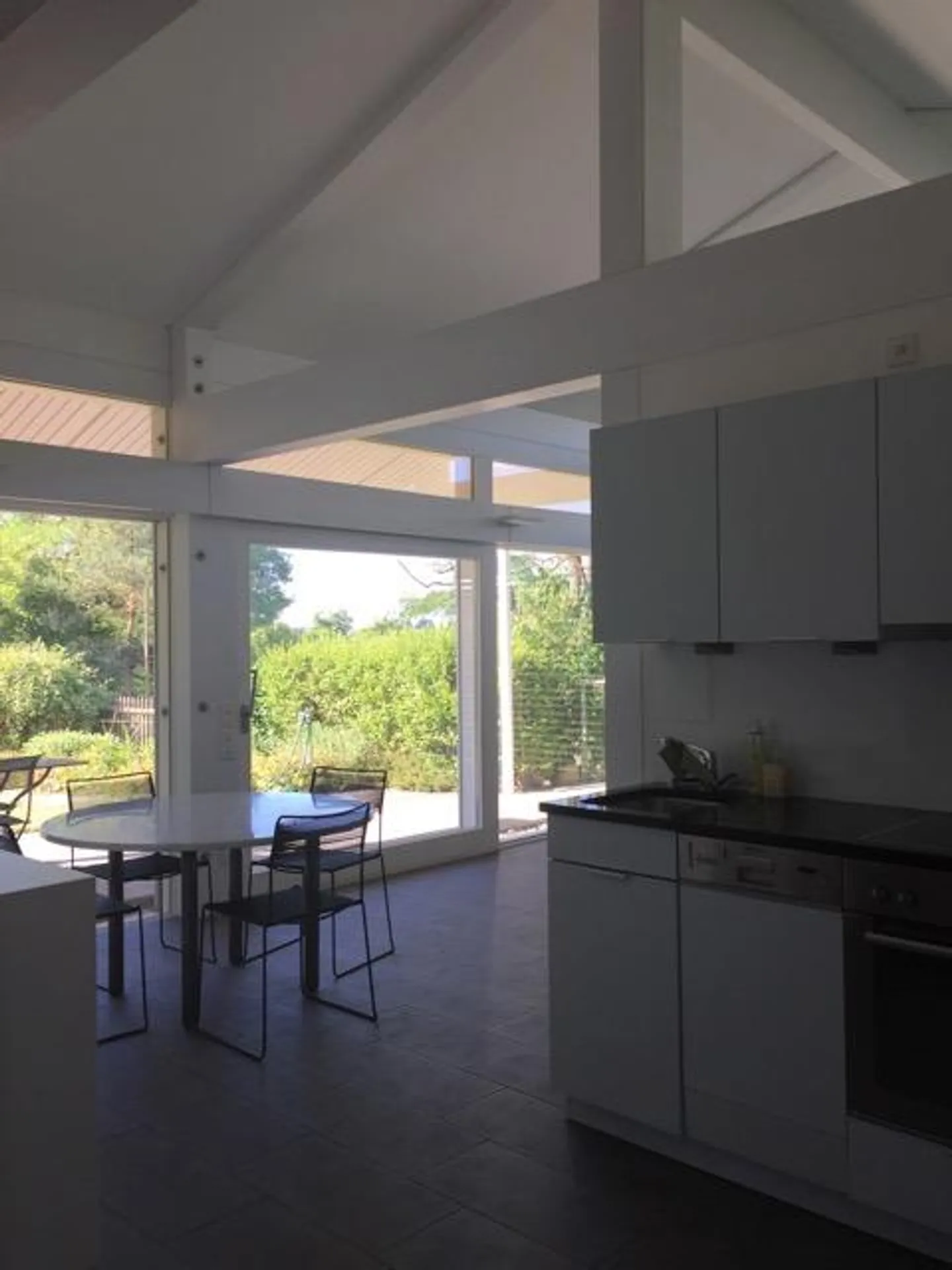 Bungalow individuel avec grand jardin près de l'hôpital. - Photo 5 sur 13