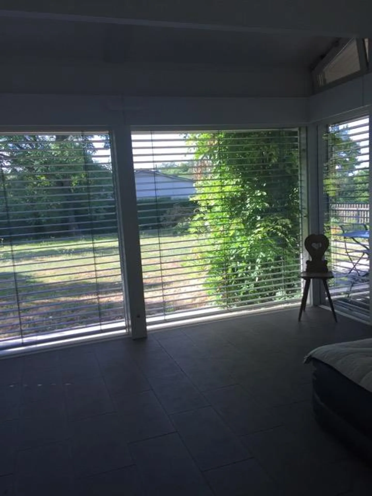 Bungalow individuel avec grand jardin près de l'hôpital. - Photo 10 sur 13