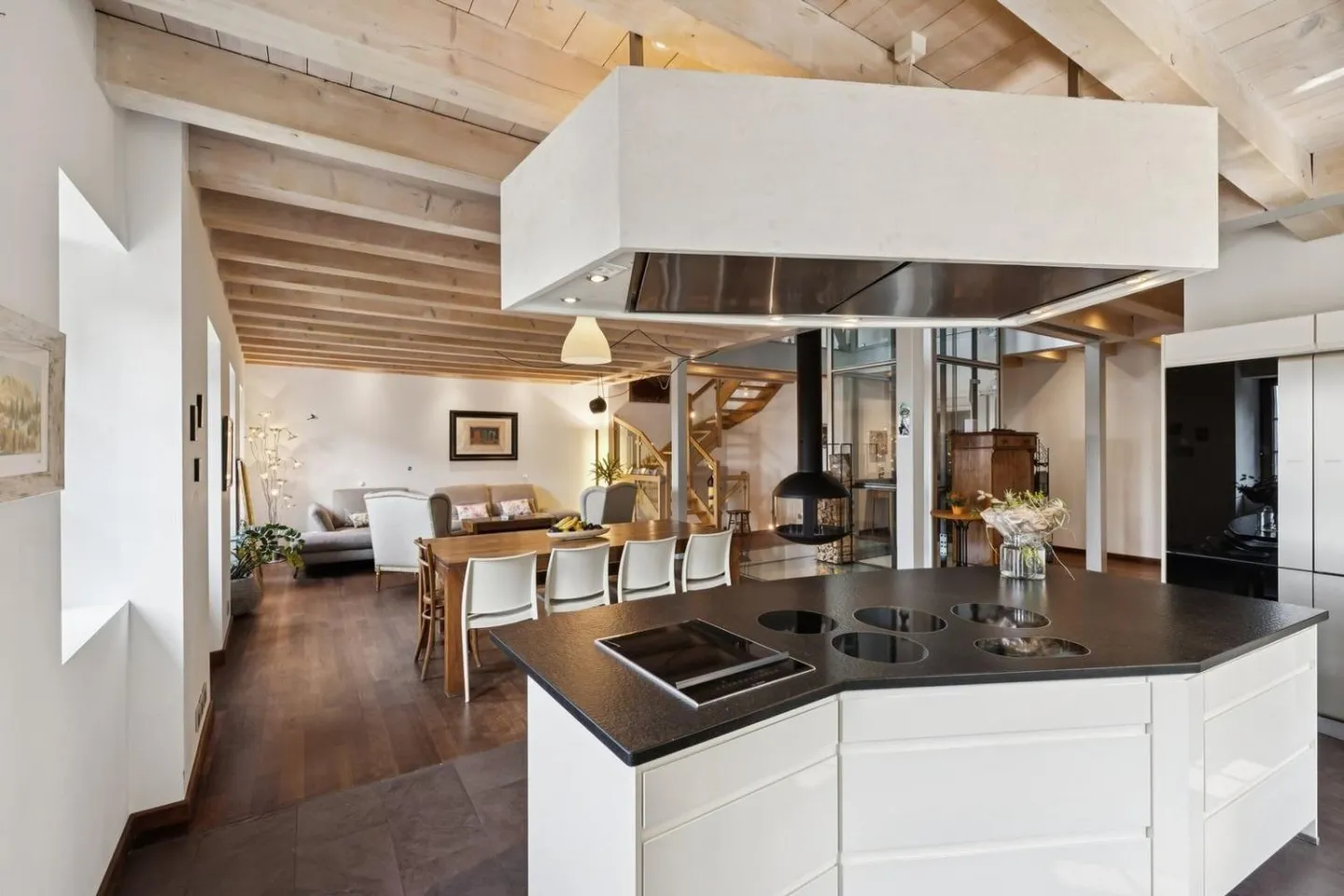 Villa unica nel suo stile con spazi, grandi volumi e vista lago - Foto 5 di 13