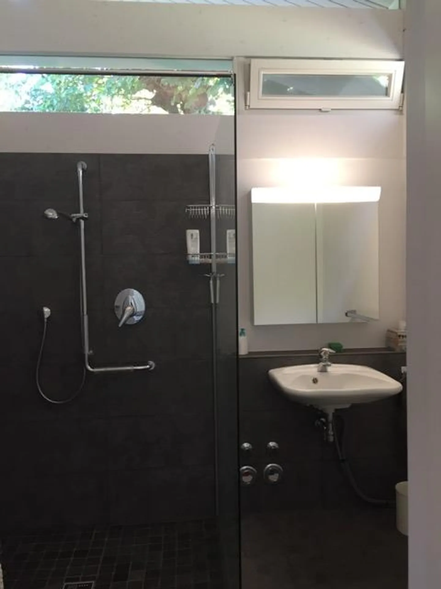 Bungalow individuel avec grand jardin près de l'hôpital. - Photo 7 sur 13