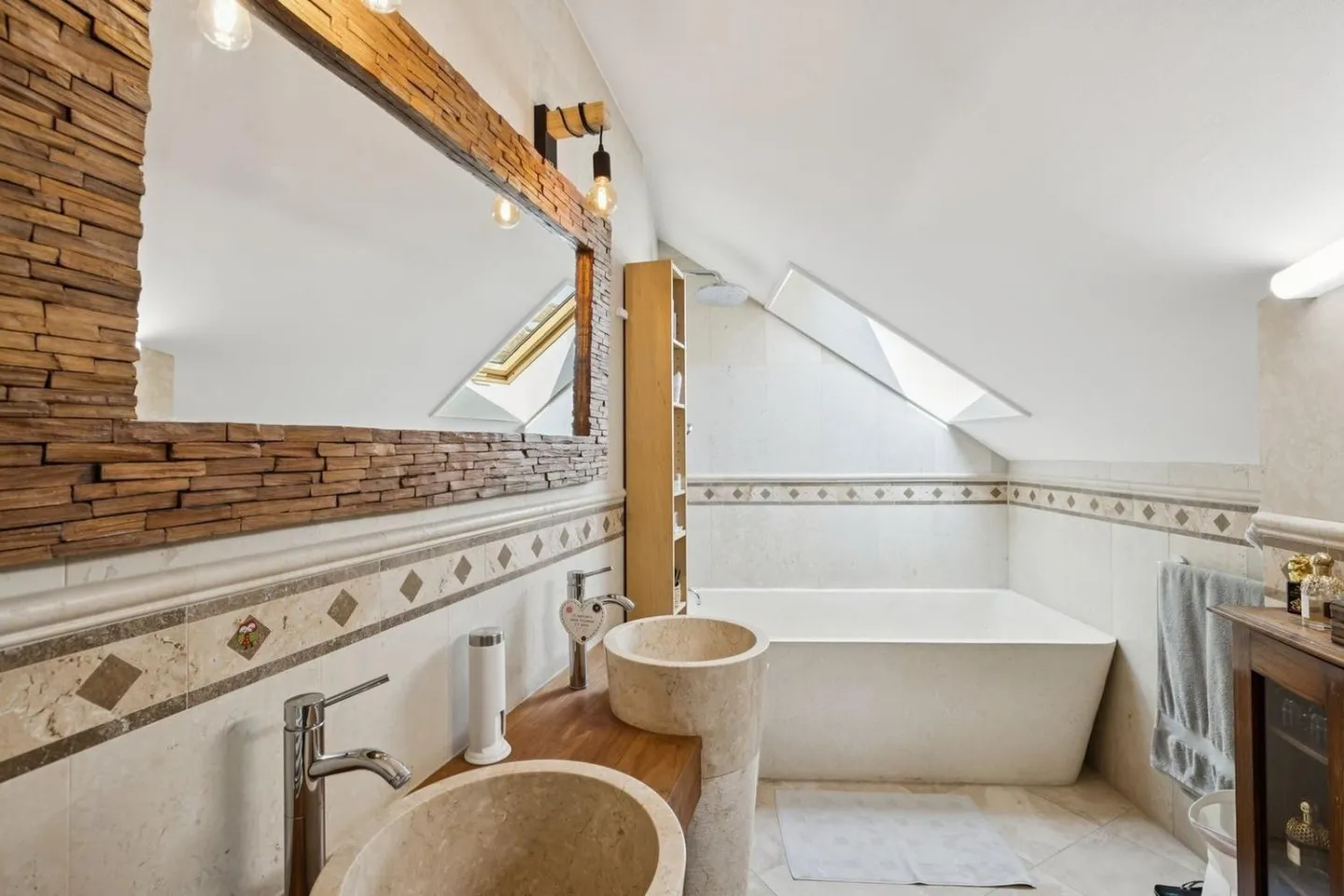 Villa unica nel suo stile con spazi, grandi volumi e vista lago - Foto 9 di 13