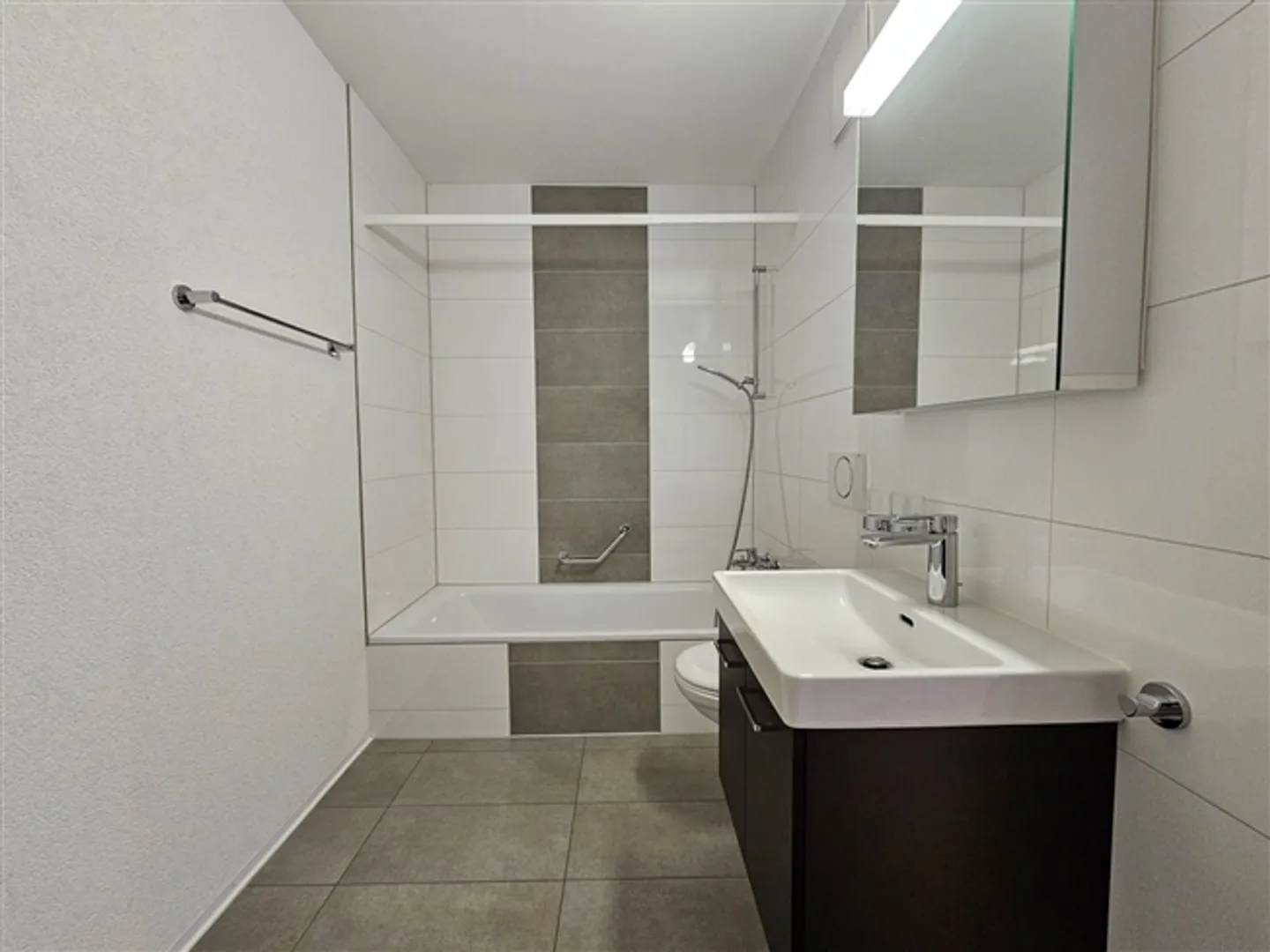 Large modern apartment with balcony of 4.5 rooms - Photo 5 of 12