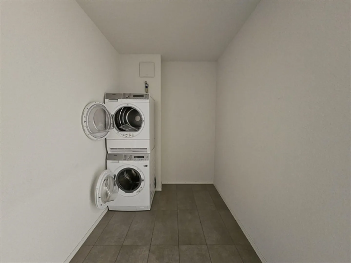 Large modern apartment with balcony of 4.5 rooms - Photo 6 of 12