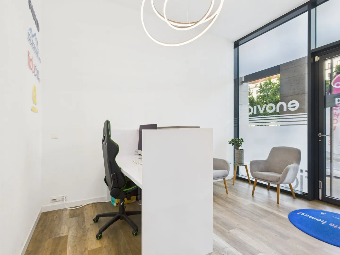 Spazio ufficio con ampie finestre - Foto 1 di 6