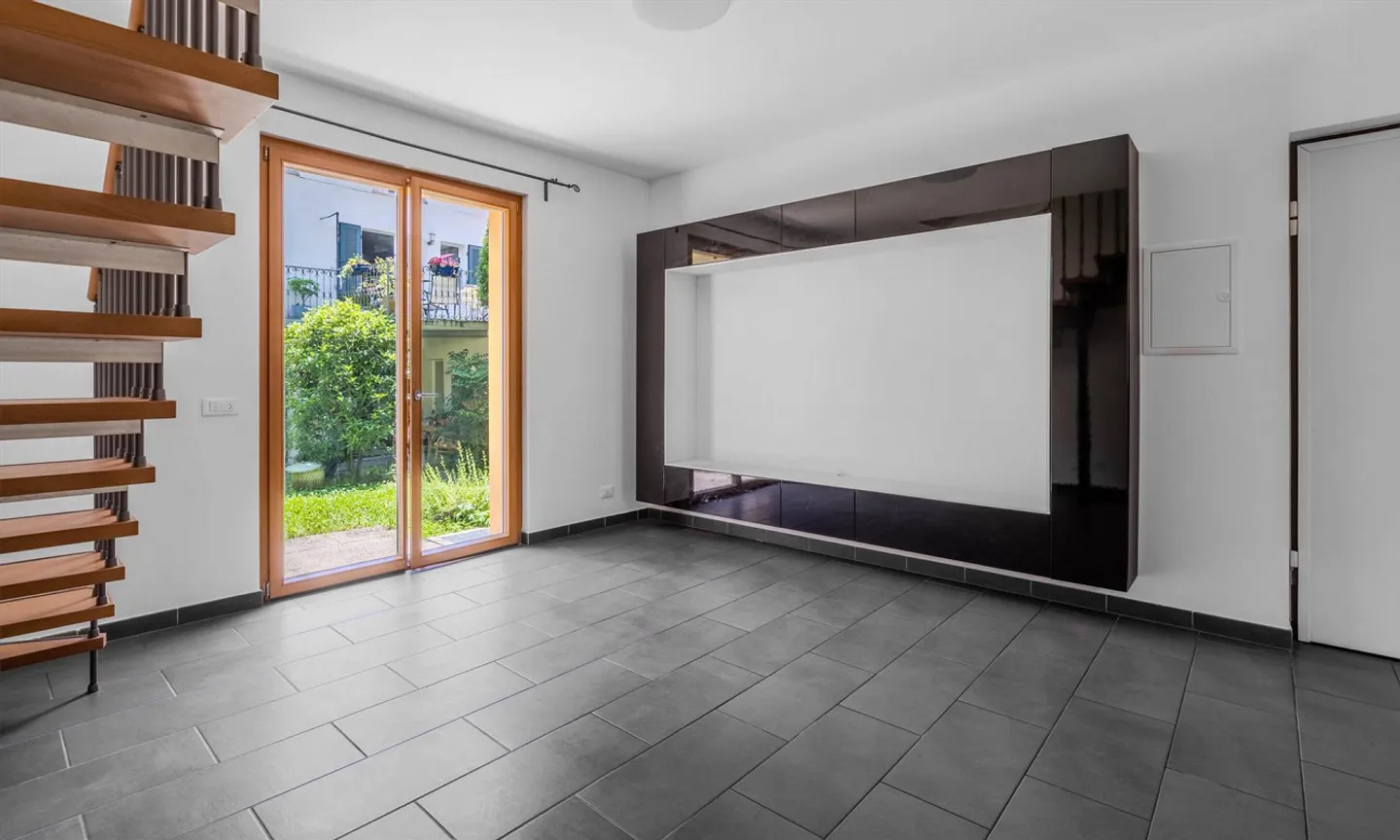 GERÄUMIGES DUPLEX MIT 3.5 ZIMMERN UND TERRASSE IN RANCATE - Foto 2 von 11