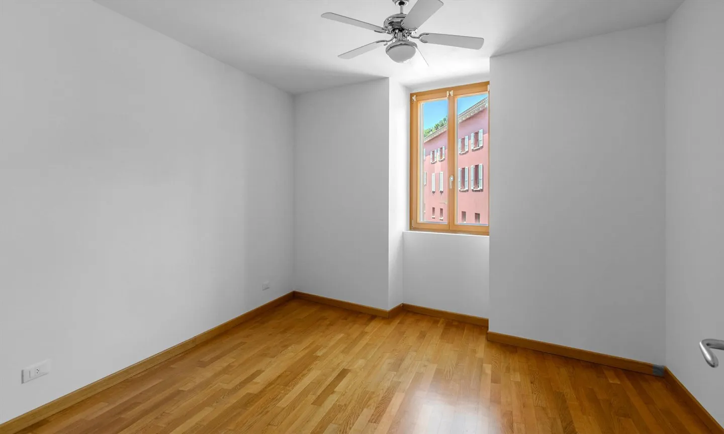 GERÄUMIGES DUPLEX MIT 3.5 ZIMMERN UND TERRASSE IN RANCATE - Foto 7 von 11