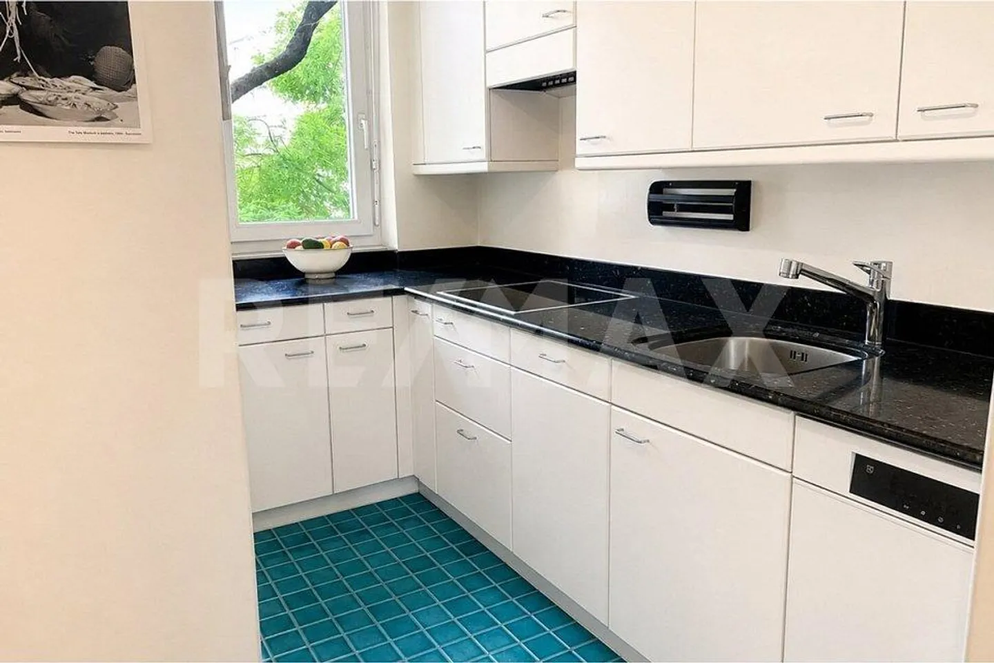 Bright 3.5-room condominium with 2 balconies in a central residential location - Photo 4 of 11