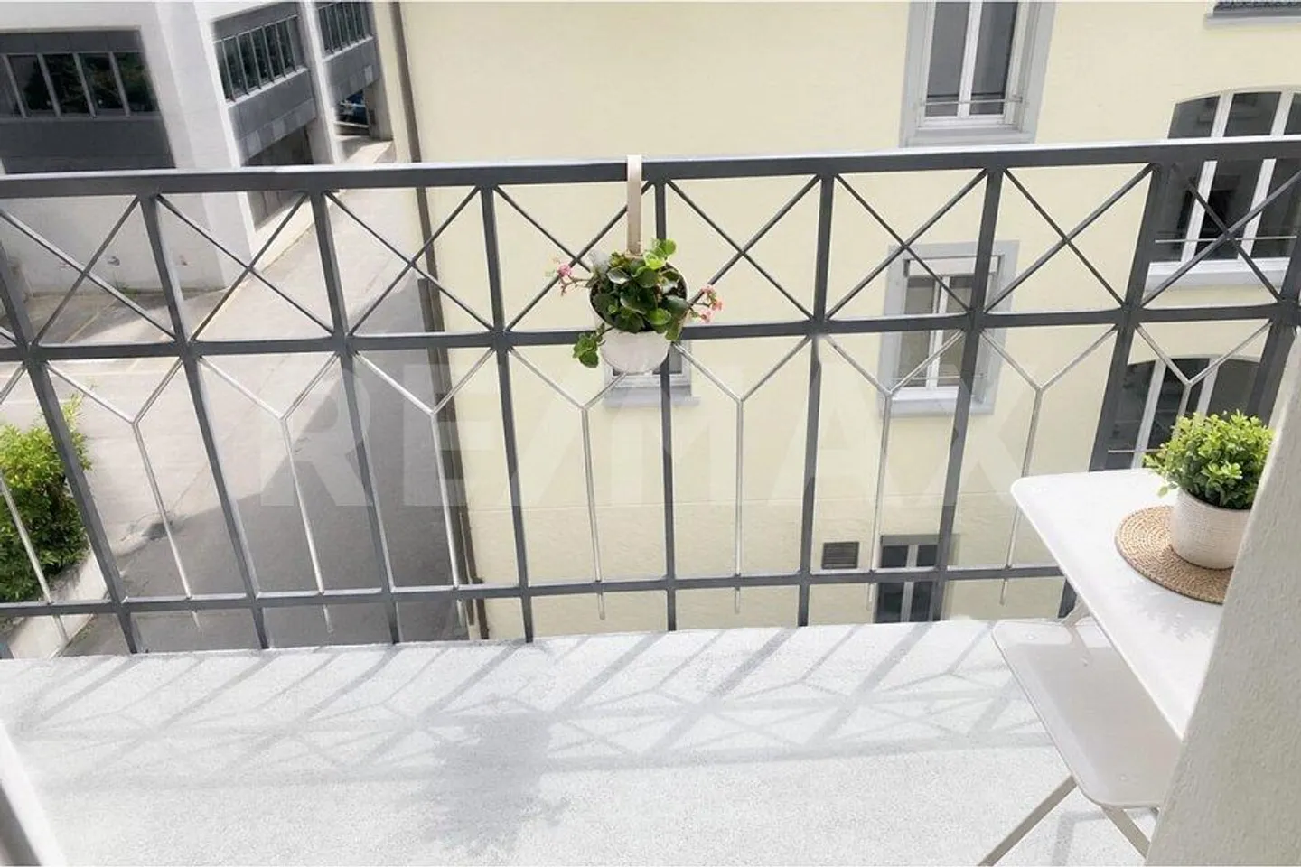 Bright 3.5-room condominium with 2 balconies in a central residential location - Photo 8 of 11