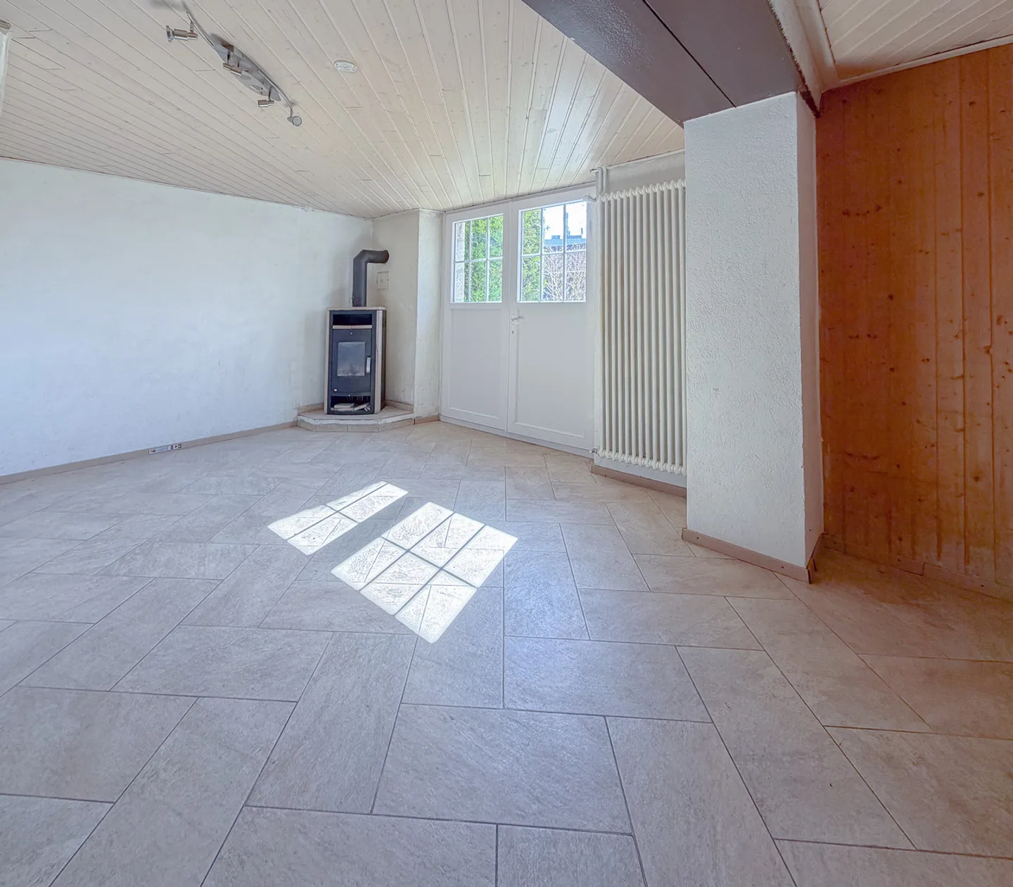 Rental house with 4 apartments and 1 garage in the center of Ste-Croix - Photo 3 of 24