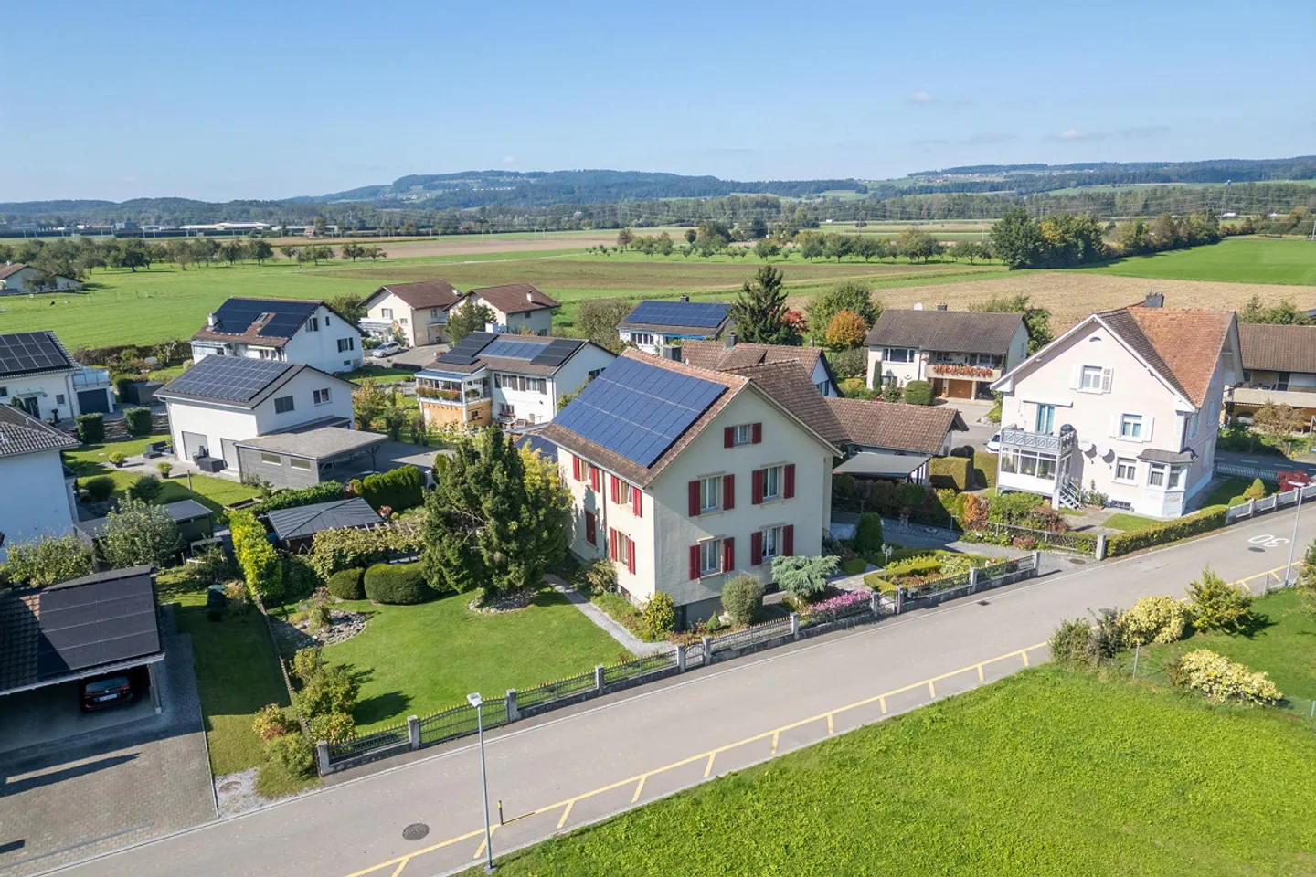 Freistehendes Einfamilienhaus mit sonnigem Gartenparadies - Foto 2 von 21