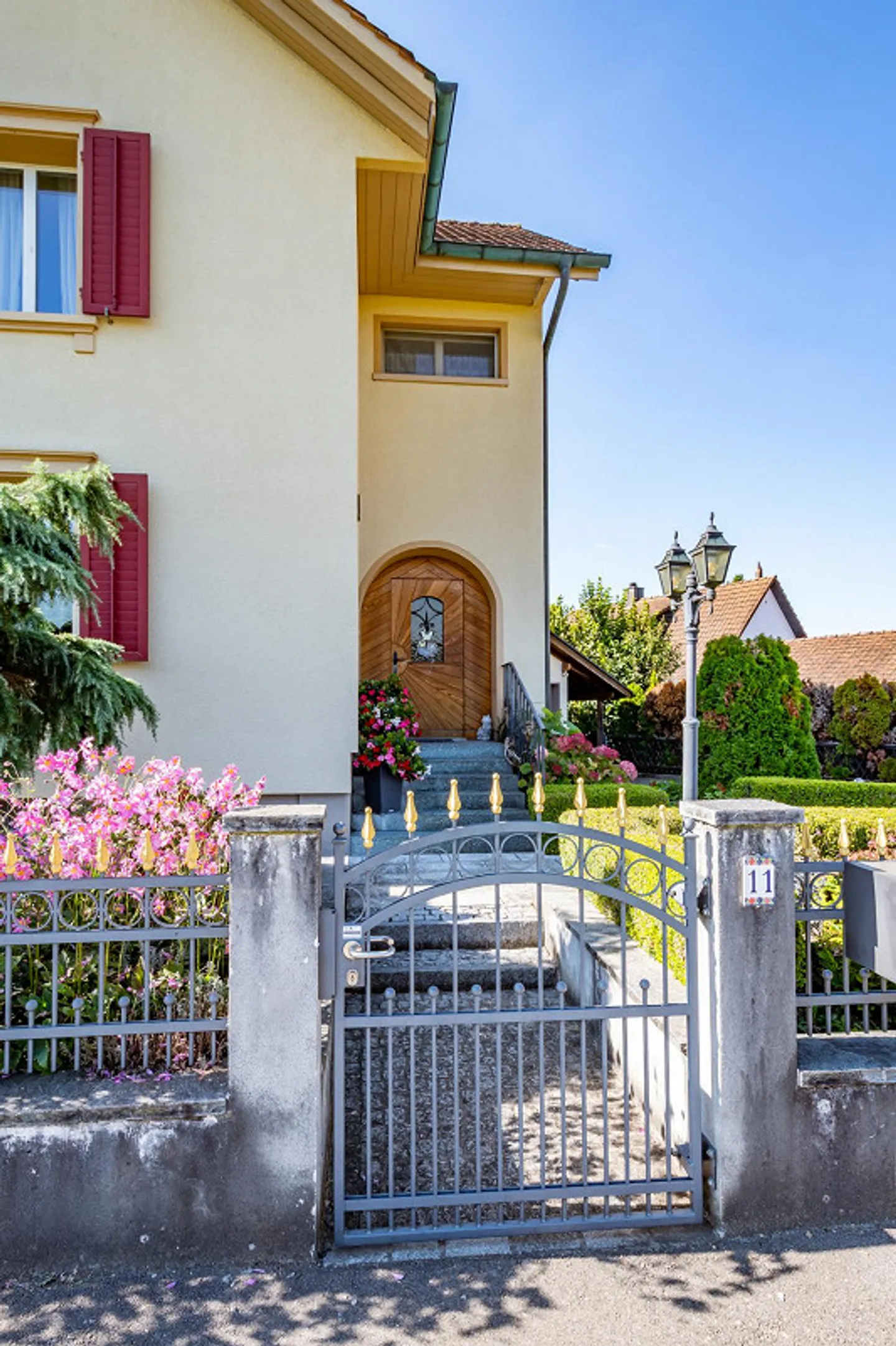 Freistehendes Einfamilienhaus mit sonnigem Gartenparadies - Foto 3 von 21