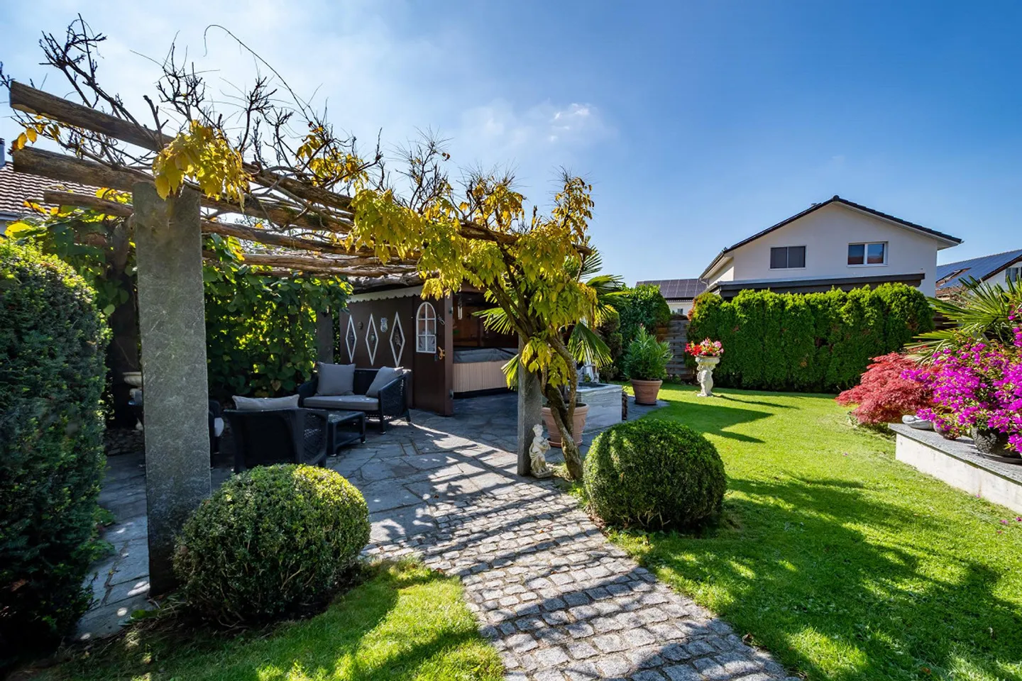 Freistehendes Einfamilienhaus mit sonnigem Gartenparadies - Foto 5 von 21
