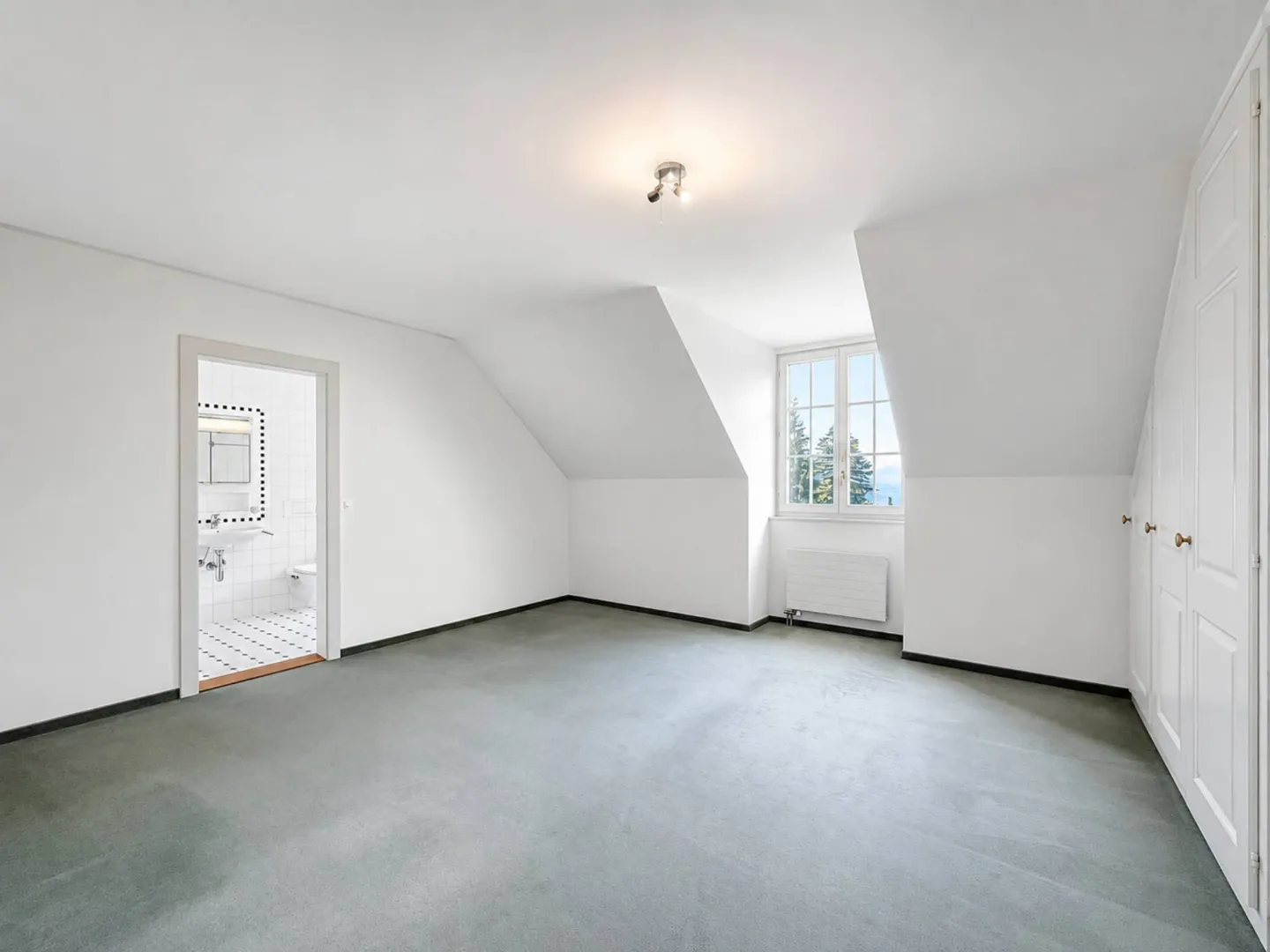 Family home with 10 rooms in a green setting - Photo 5 of 9