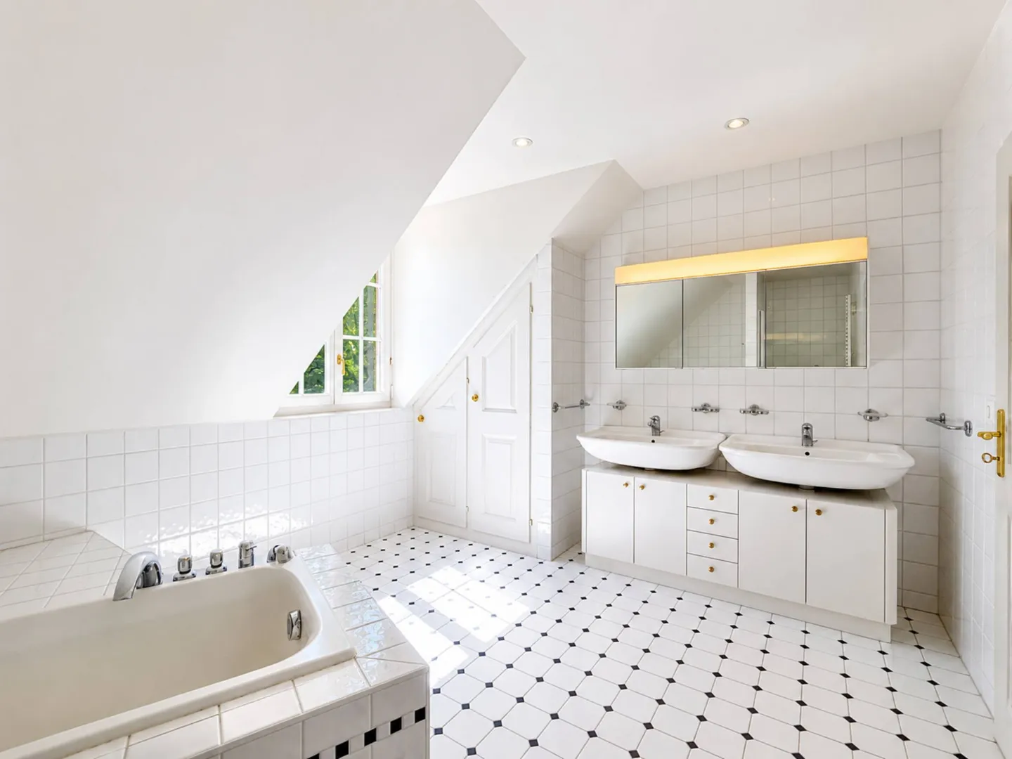 Family home with 10 rooms in a green setting - Photo 8 of 9