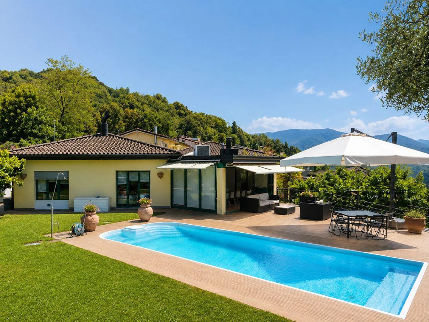Bellissima villa con piscina nel verde - Foto 1 di 22