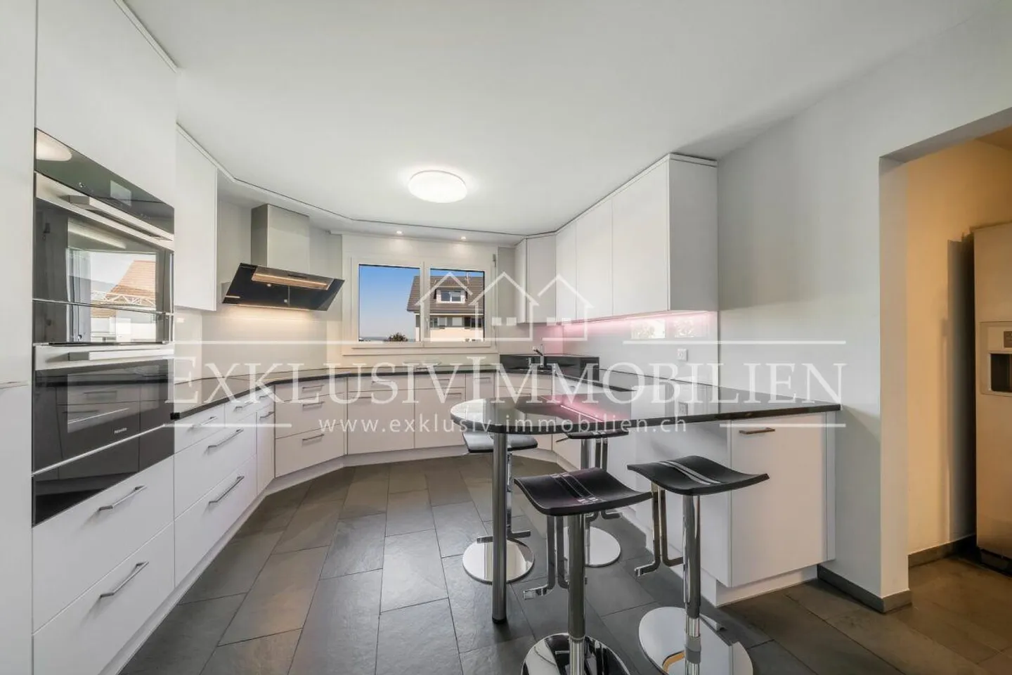 Welcome to your new home - tax-friendly and close to the city - Photo 4 of 6