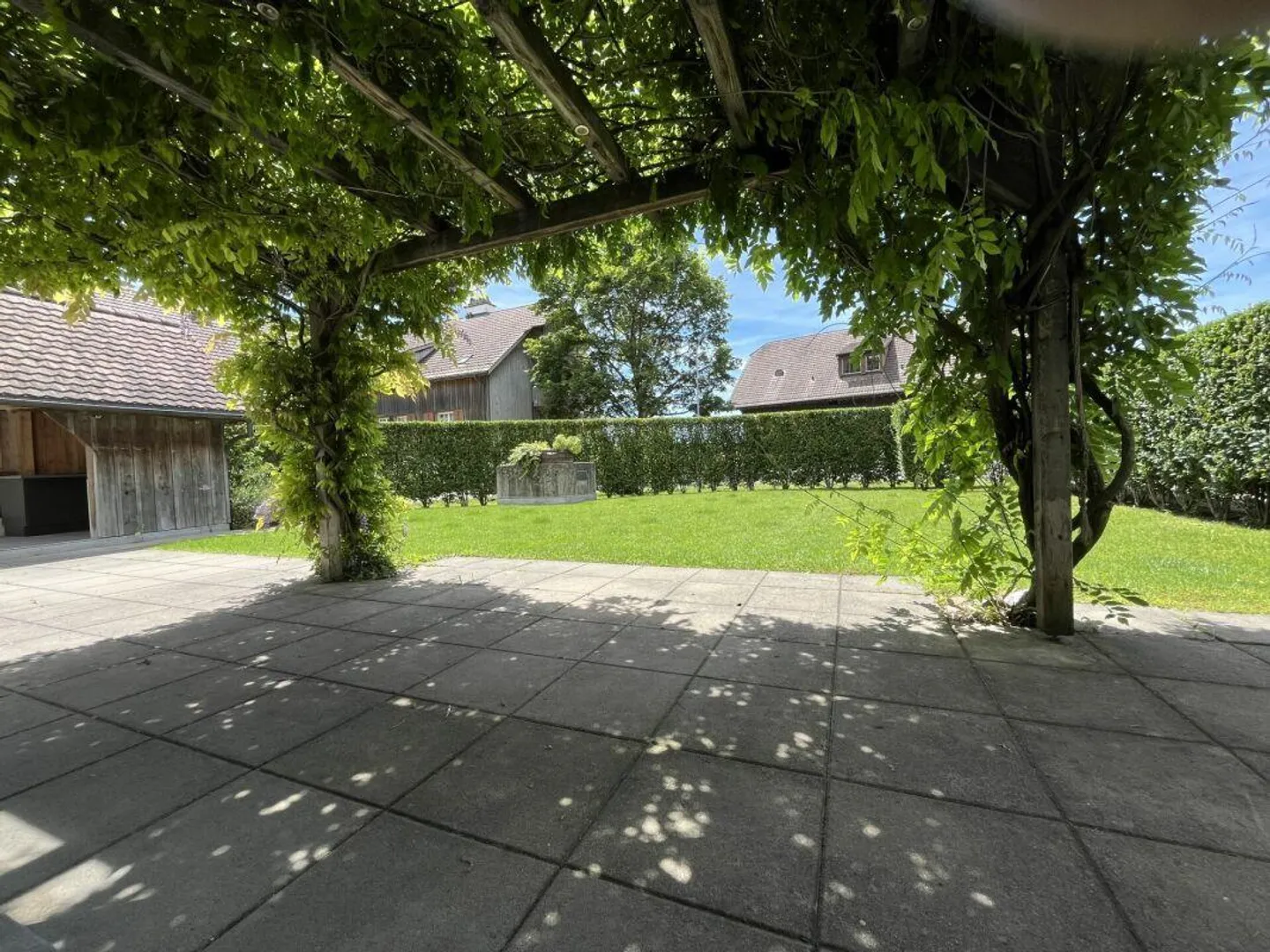 Sonnige 3.5-Zimmer-Gartenoase: stadtnah wohnen, traumhaften Umschwung geniessen! - Foto 5 von 10