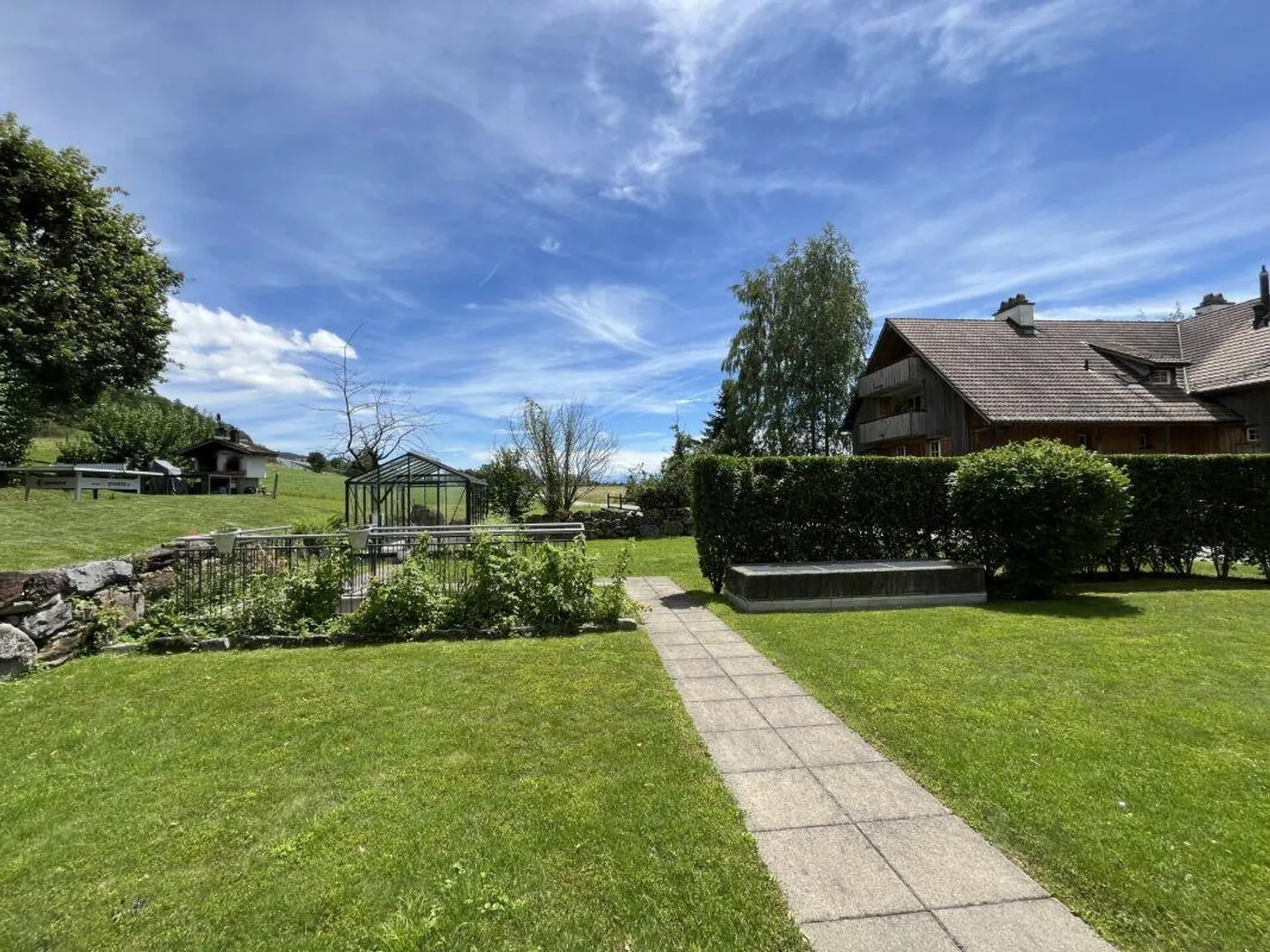 Sonnige 3.5-Zimmer-Gartenoase: stadtnah wohnen, traumhaften Umschwung geniessen! - Foto 2 von 10