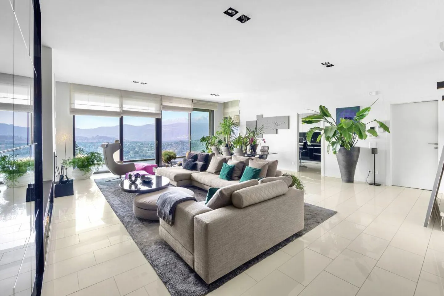 Lugano, Aldesago: Penthouse with terrace and lake view as well as jacuzzi, 5.5 rooms - Photo 2 of 18