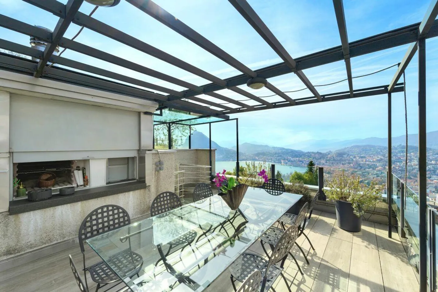 Lugano, Aldesago: Penthouse with terrace and lake view as well as jacuzzi, 5.5 rooms - Photo 3 of 18