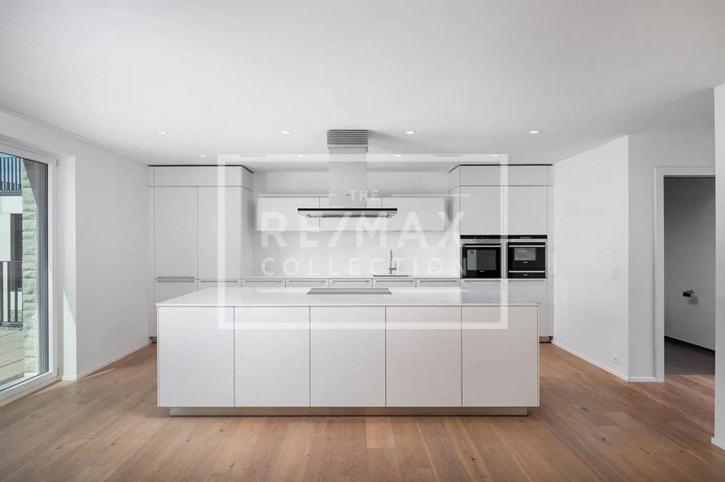 Noble Attic Penthouse on Zurich's Gold Coast - Photo 3 of 13