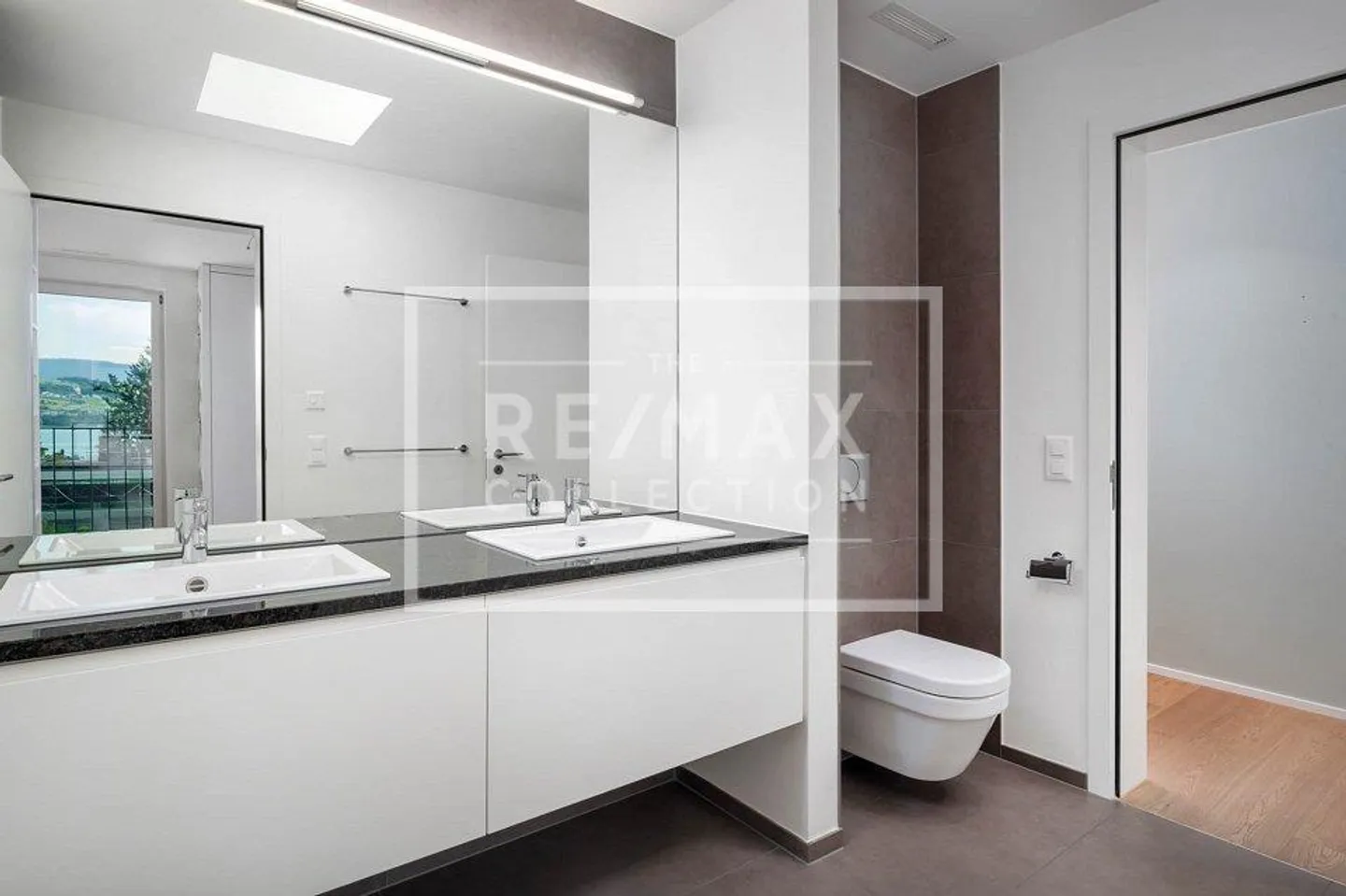 Noble Attic Penthouse on Zurich's Gold Coast - Photo 11 of 13
