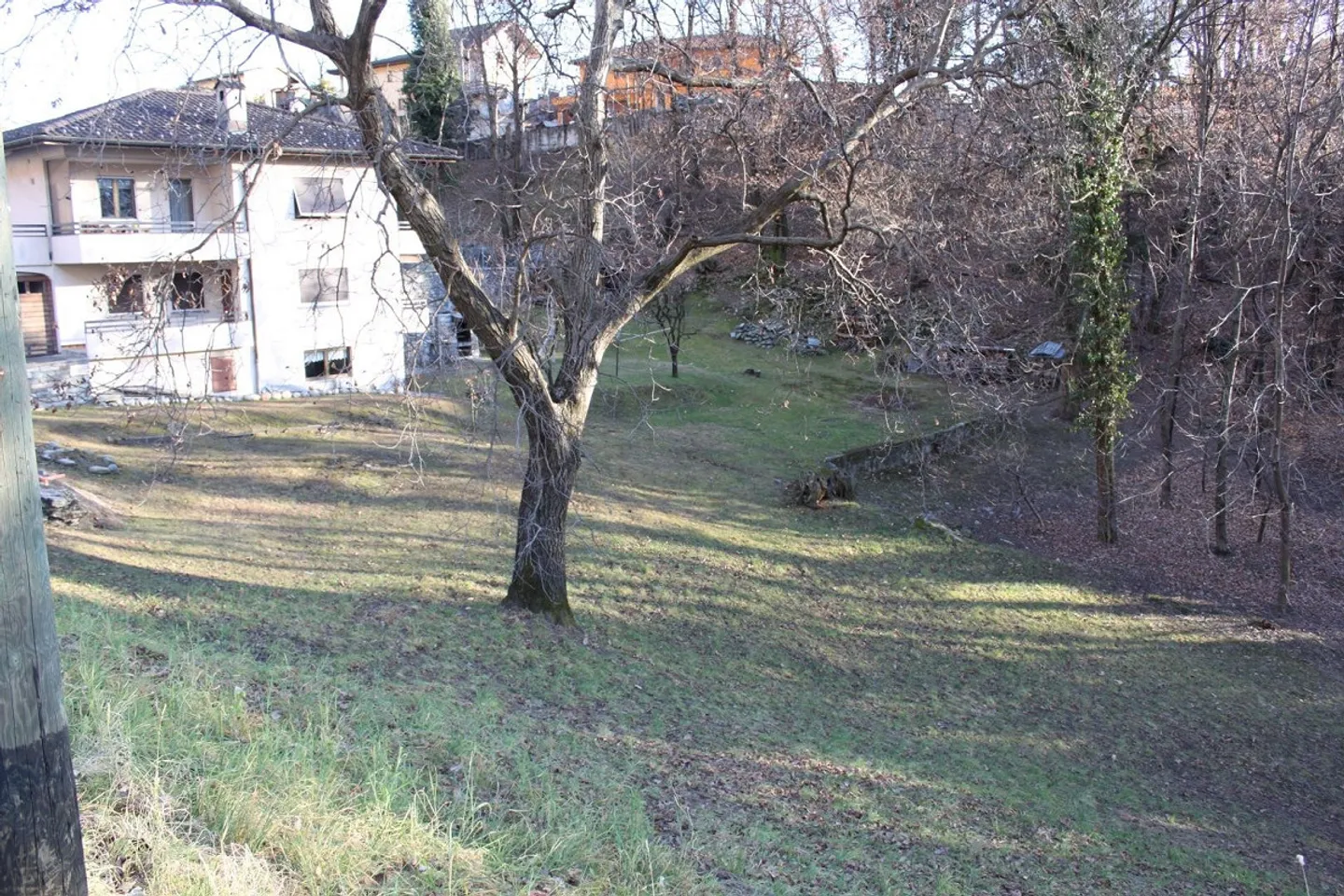 Sonniges Baugrundstück in Riazzino - Foto 1 von 11