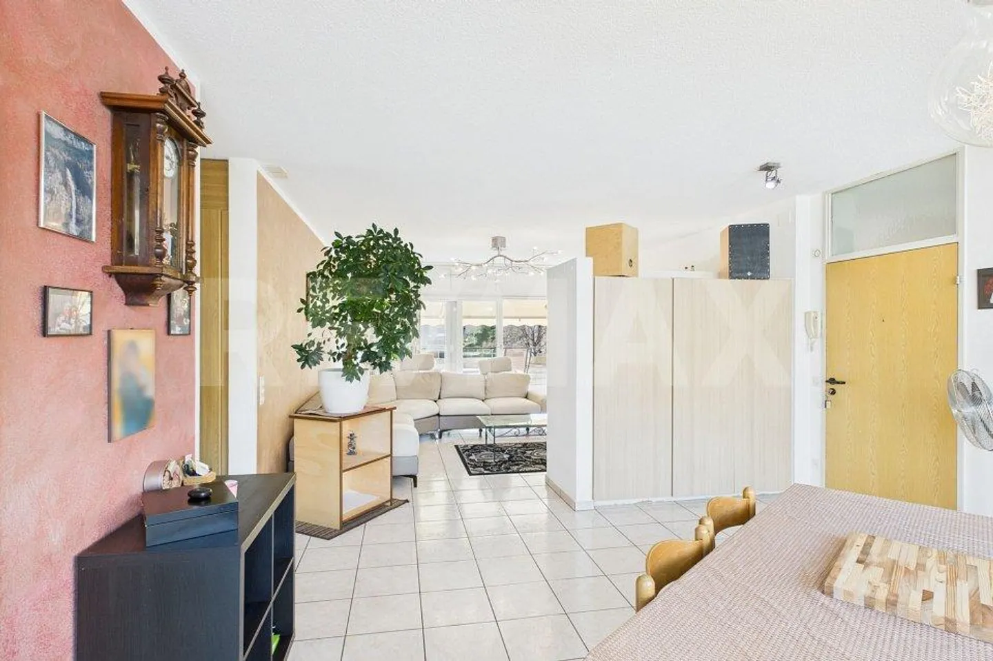 Bright 3 ½ room apartment with terrace in a convenient and residential area - Photo 3 of 13