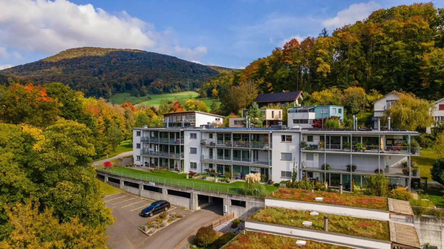 Appartement lumineux et spacieux de 4,5 pièces avec vue dégagée et balcon couvert - Photo 1 sur 16