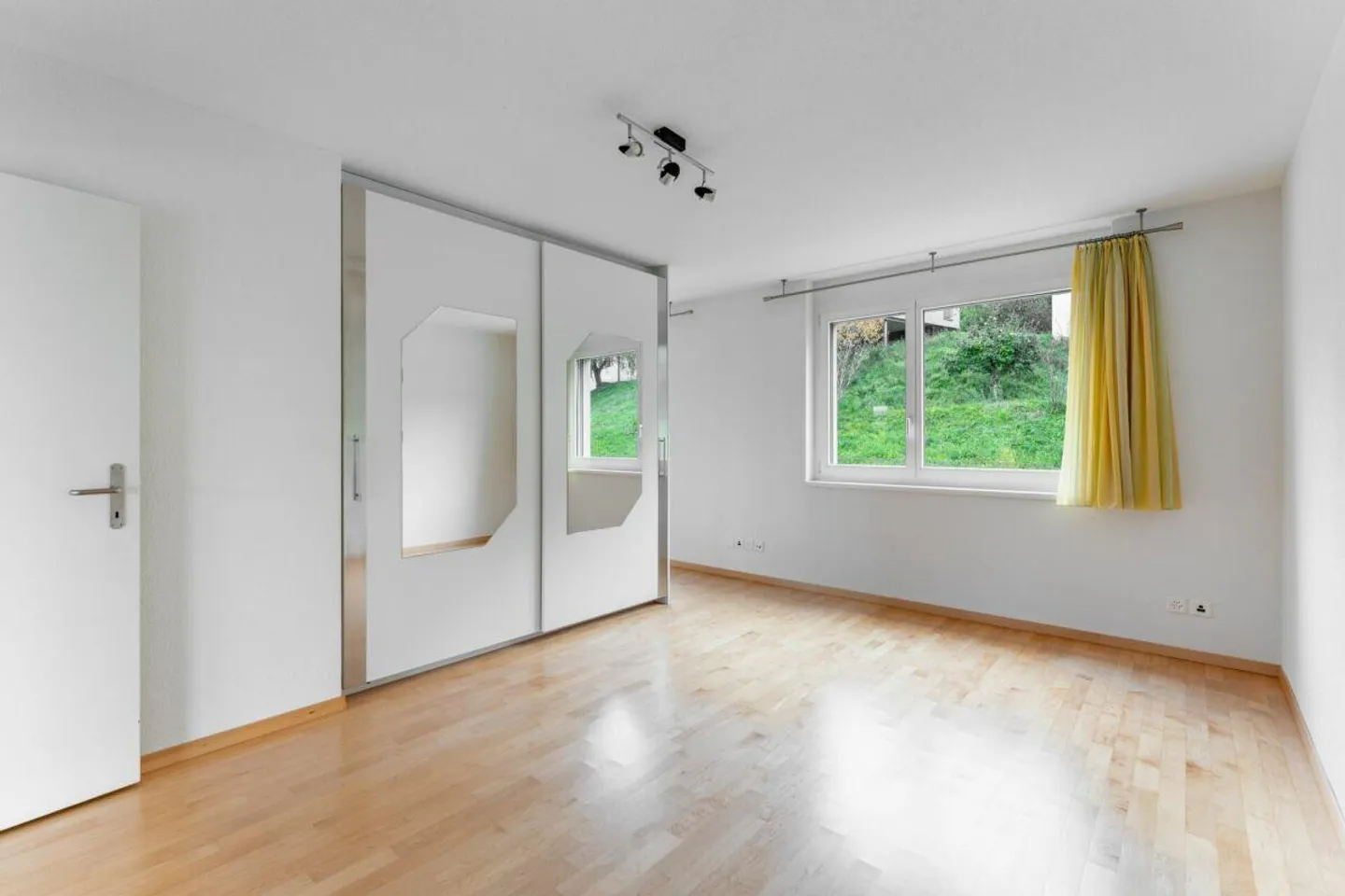 Appartement lumineux et spacieux de 4,5 pièces avec vue dégagée et balcon couvert - Photo 9 sur 16